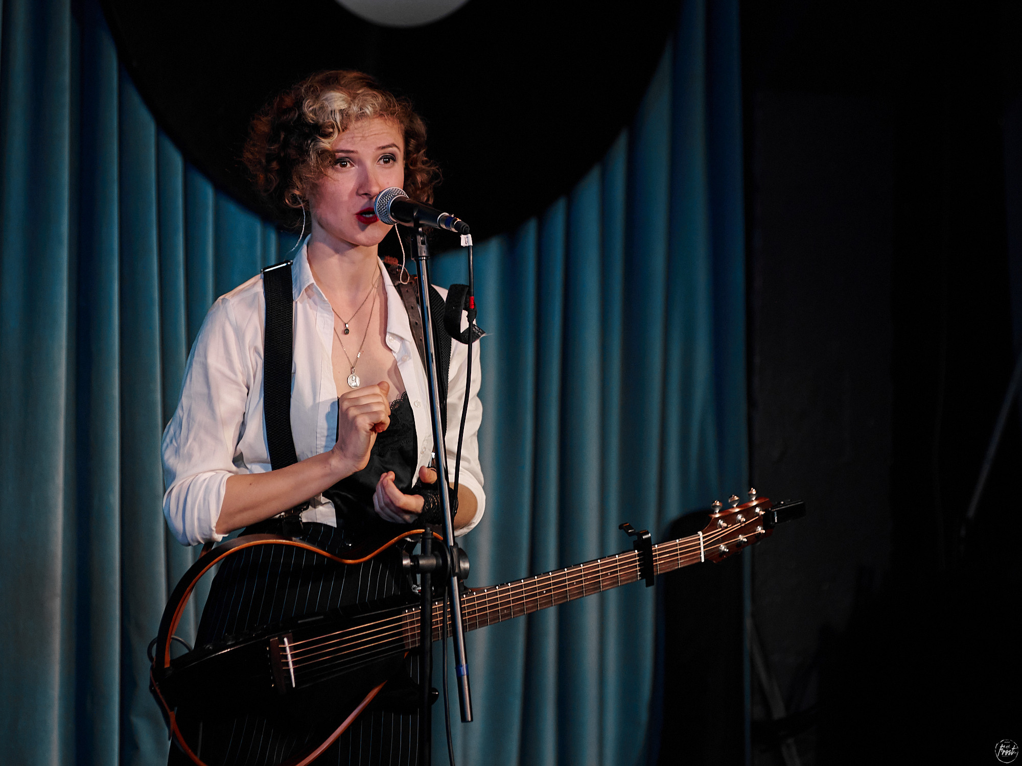 Немного нервно. Фотографии отовсюду и обо всем