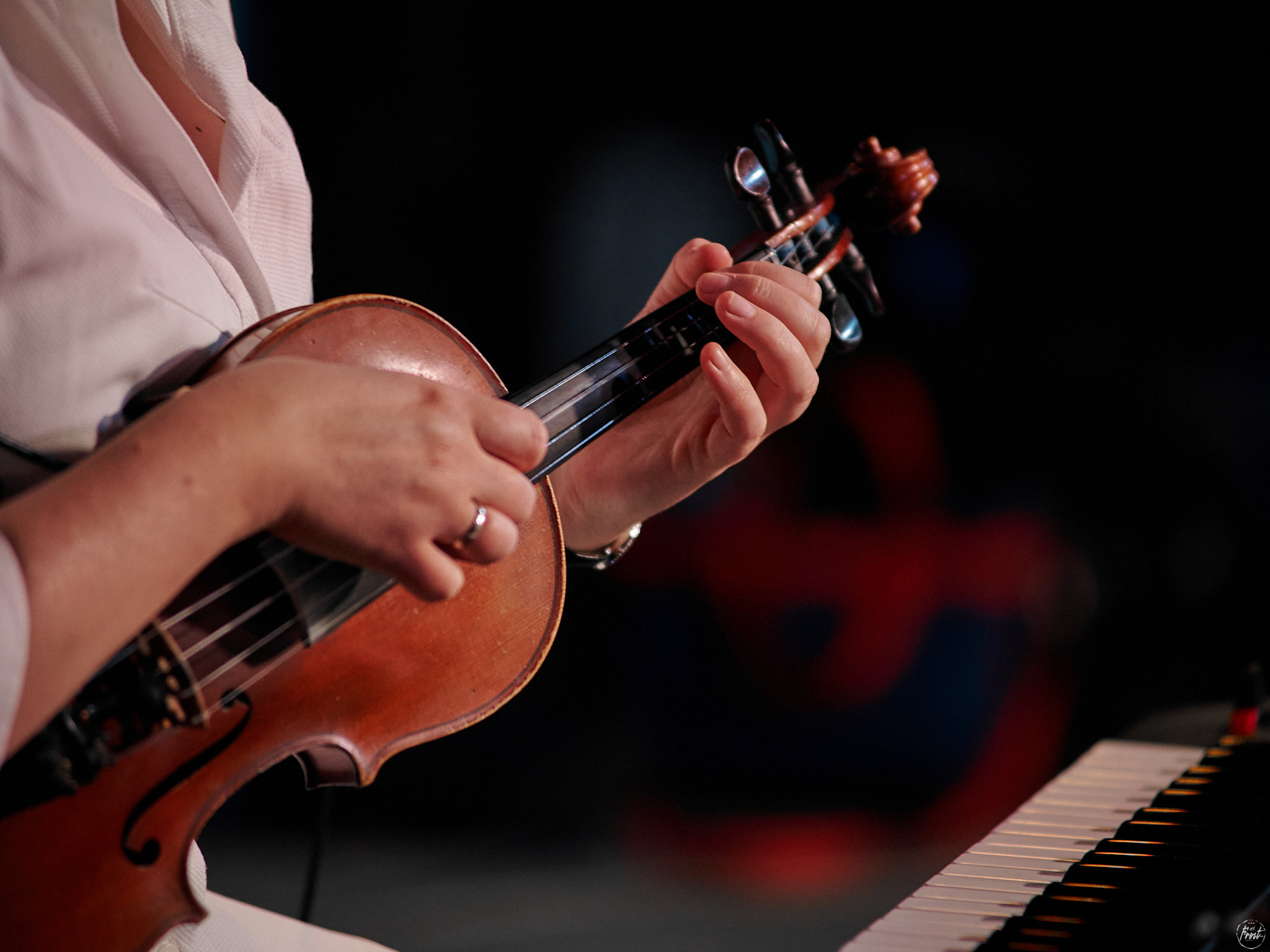 Немного нервно. Фотографии отовсюду и обо всем