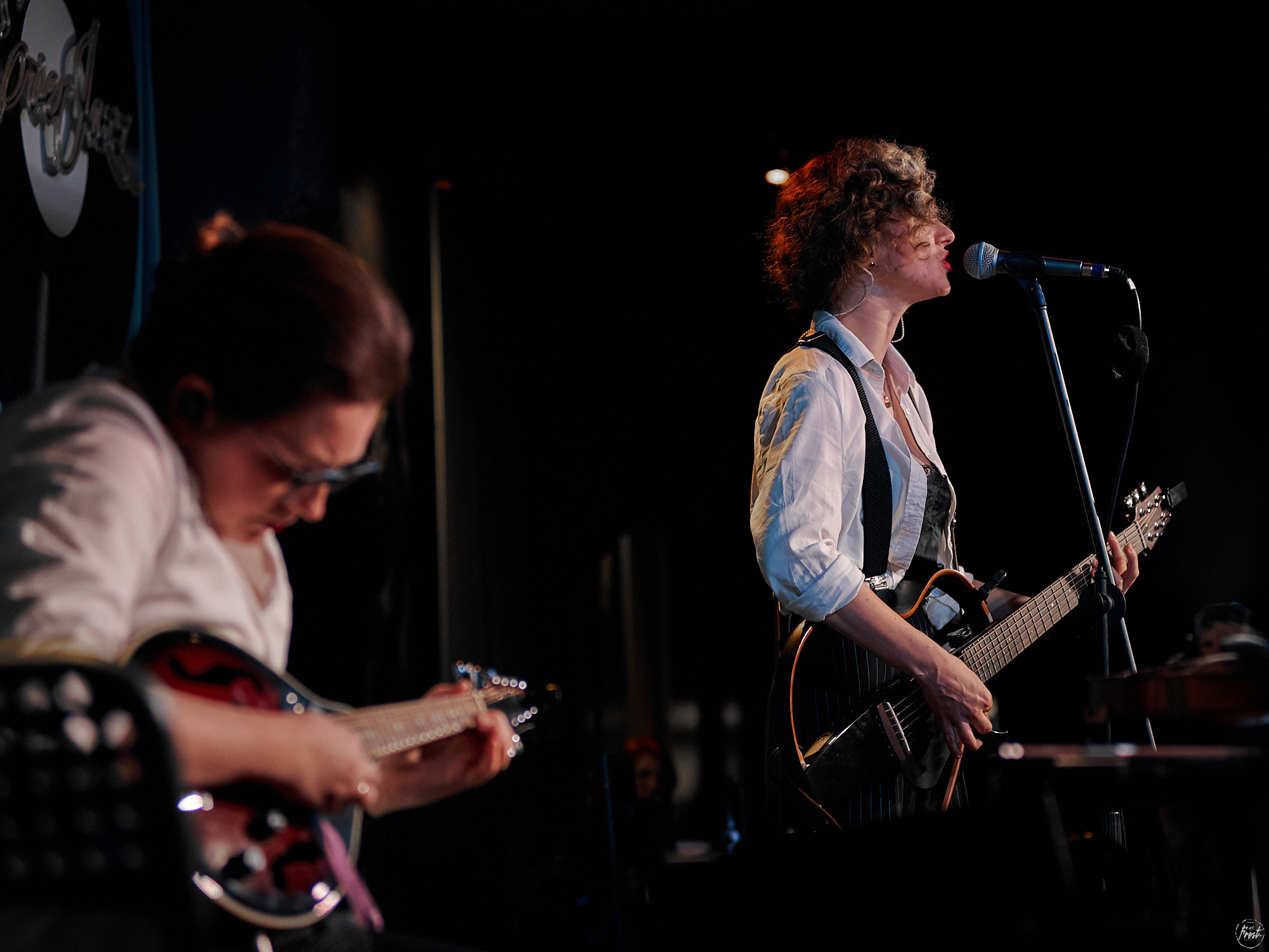 Немного нервно. Фотографии отовсюду и обо всем