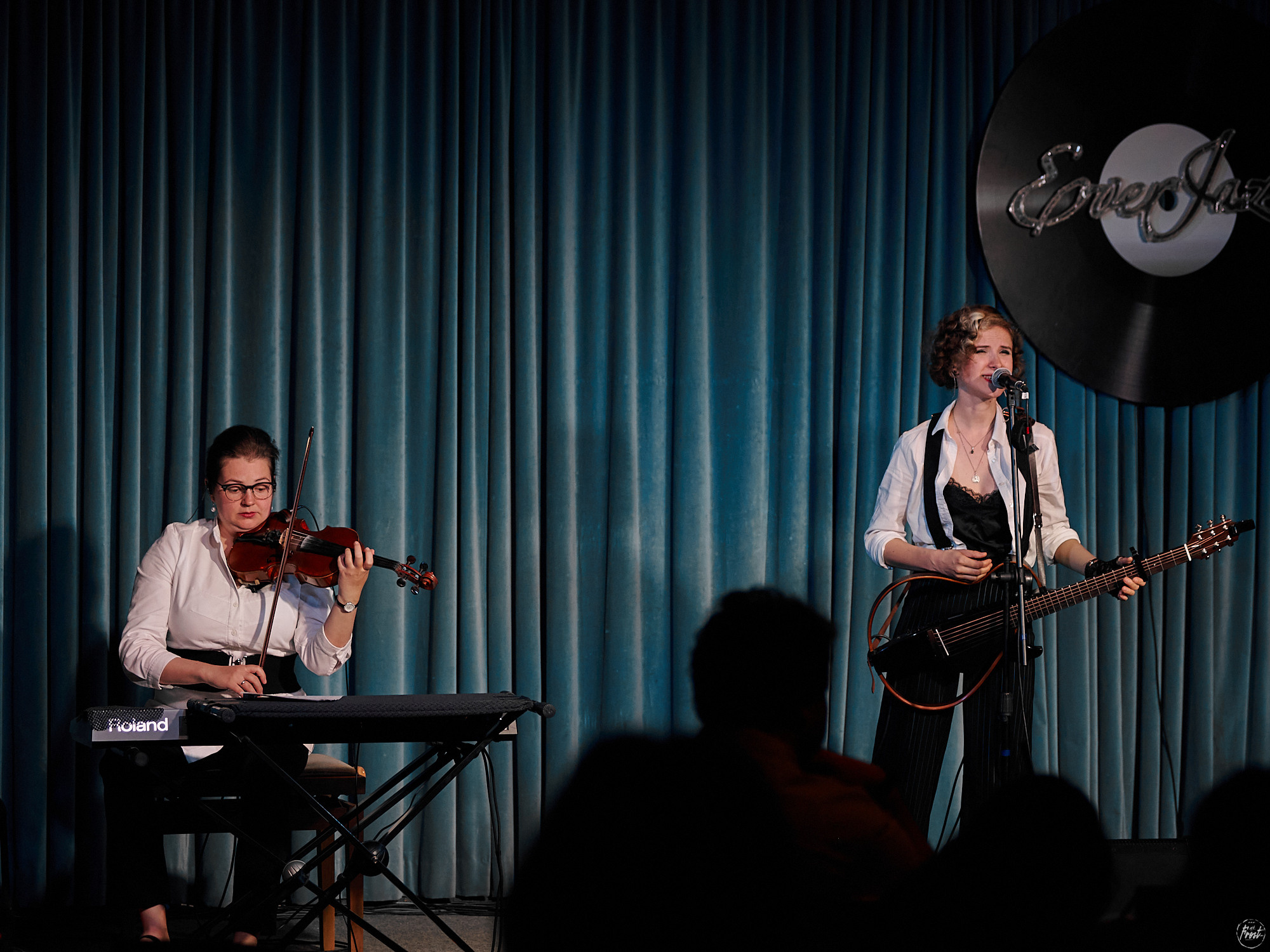 Немного нервно. Фотографии отовсюду и обо всем