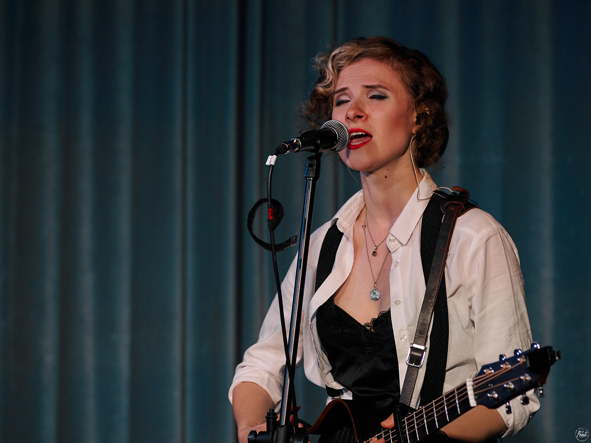 Немного нервно. Фотографии отовсюду и обо всем