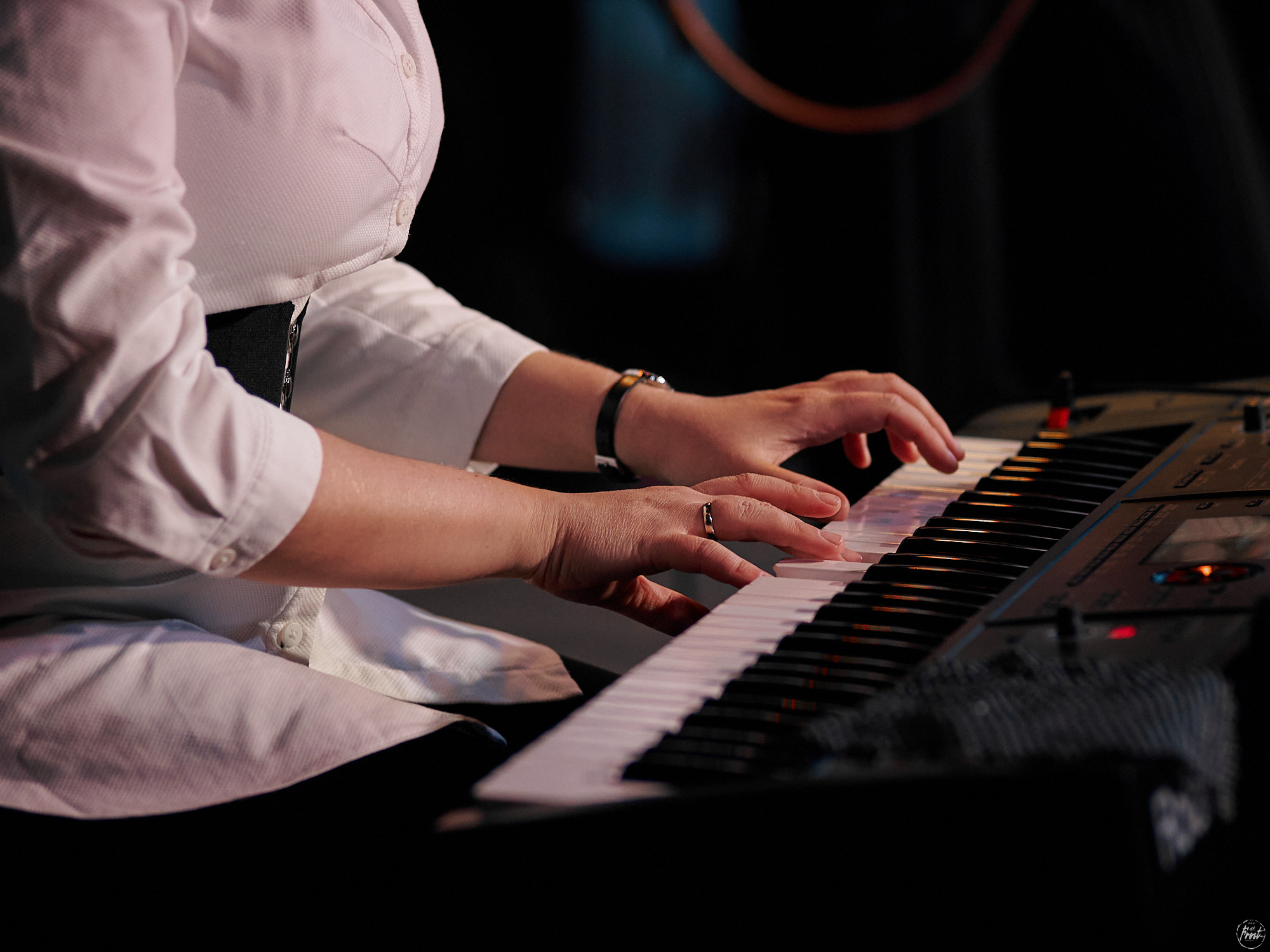 Немного нервно. Фотографии отовсюду и обо всем