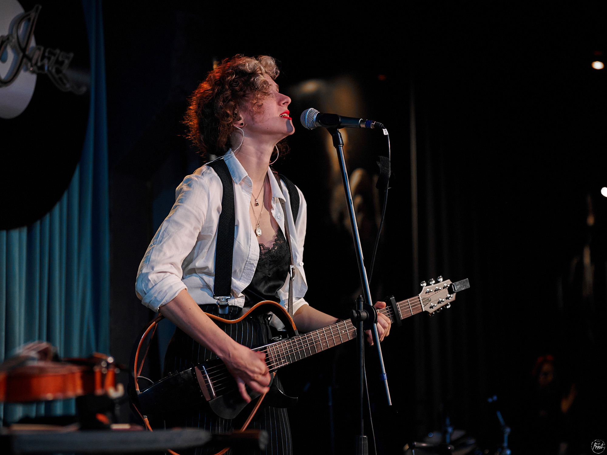 Немного нервно. Фотографии отовсюду и обо всем