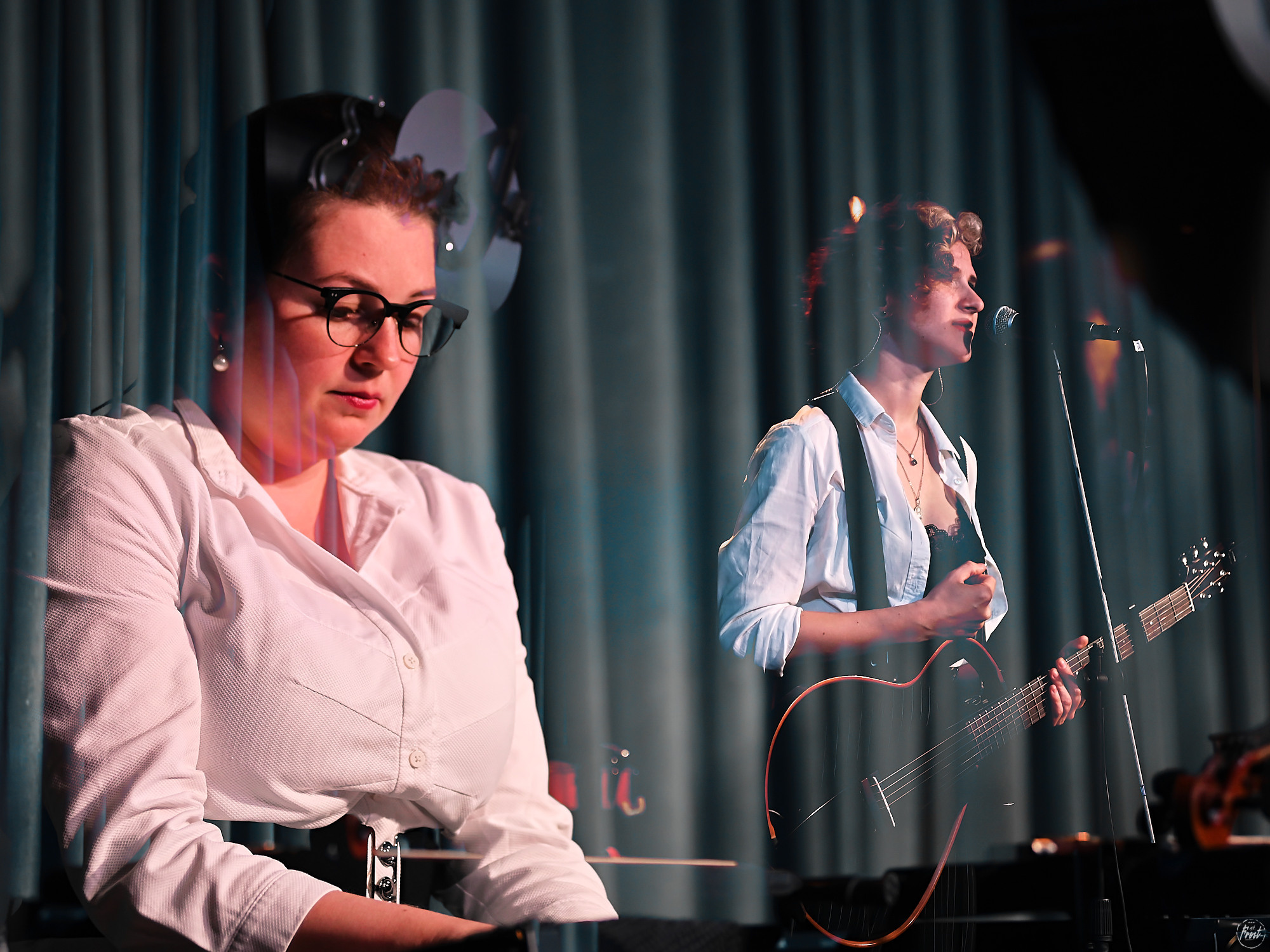 Немного нервно. Фотографии отовсюду и обо всем