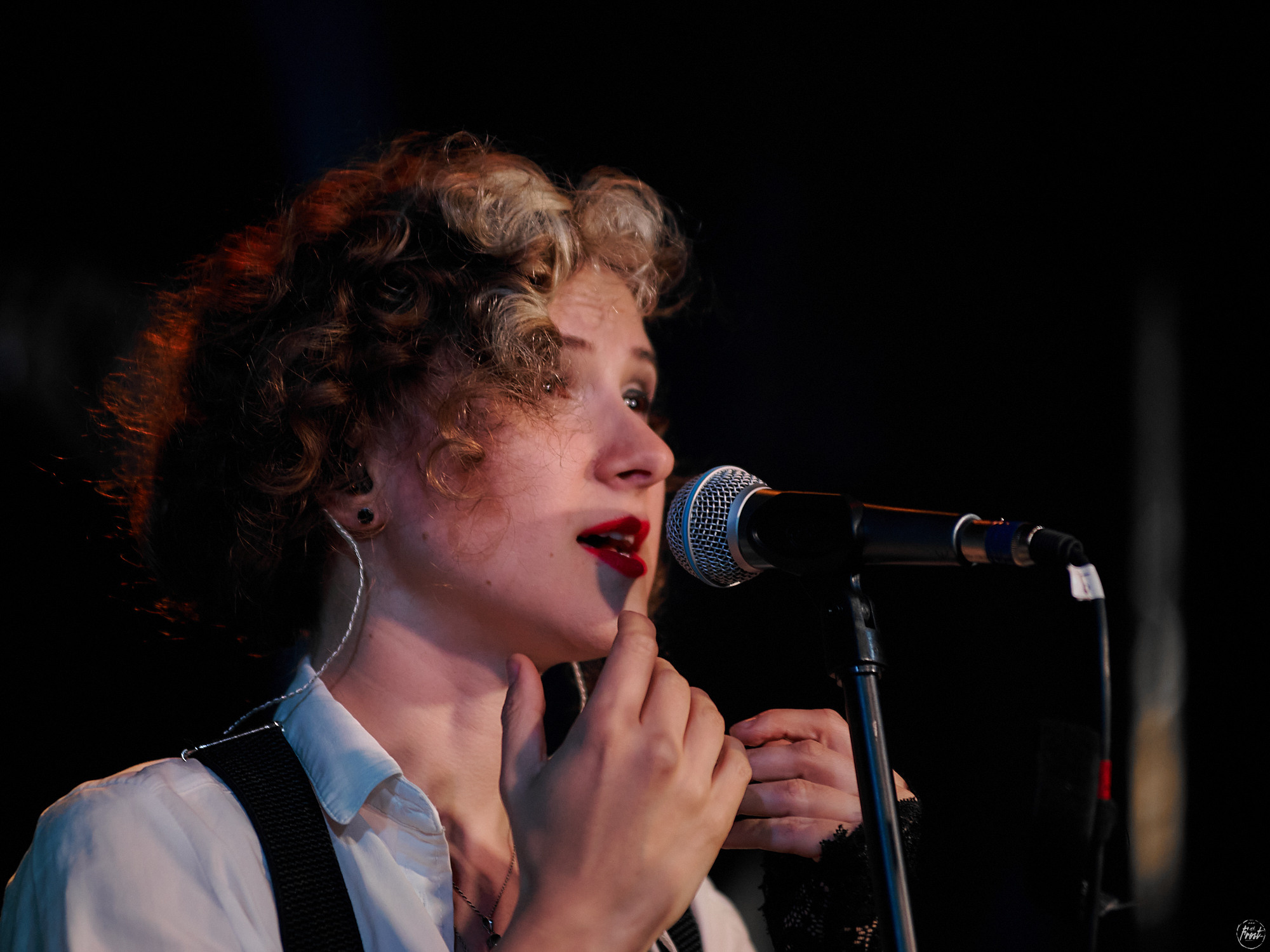 Немного нервно. Фотографии отовсюду и обо всем