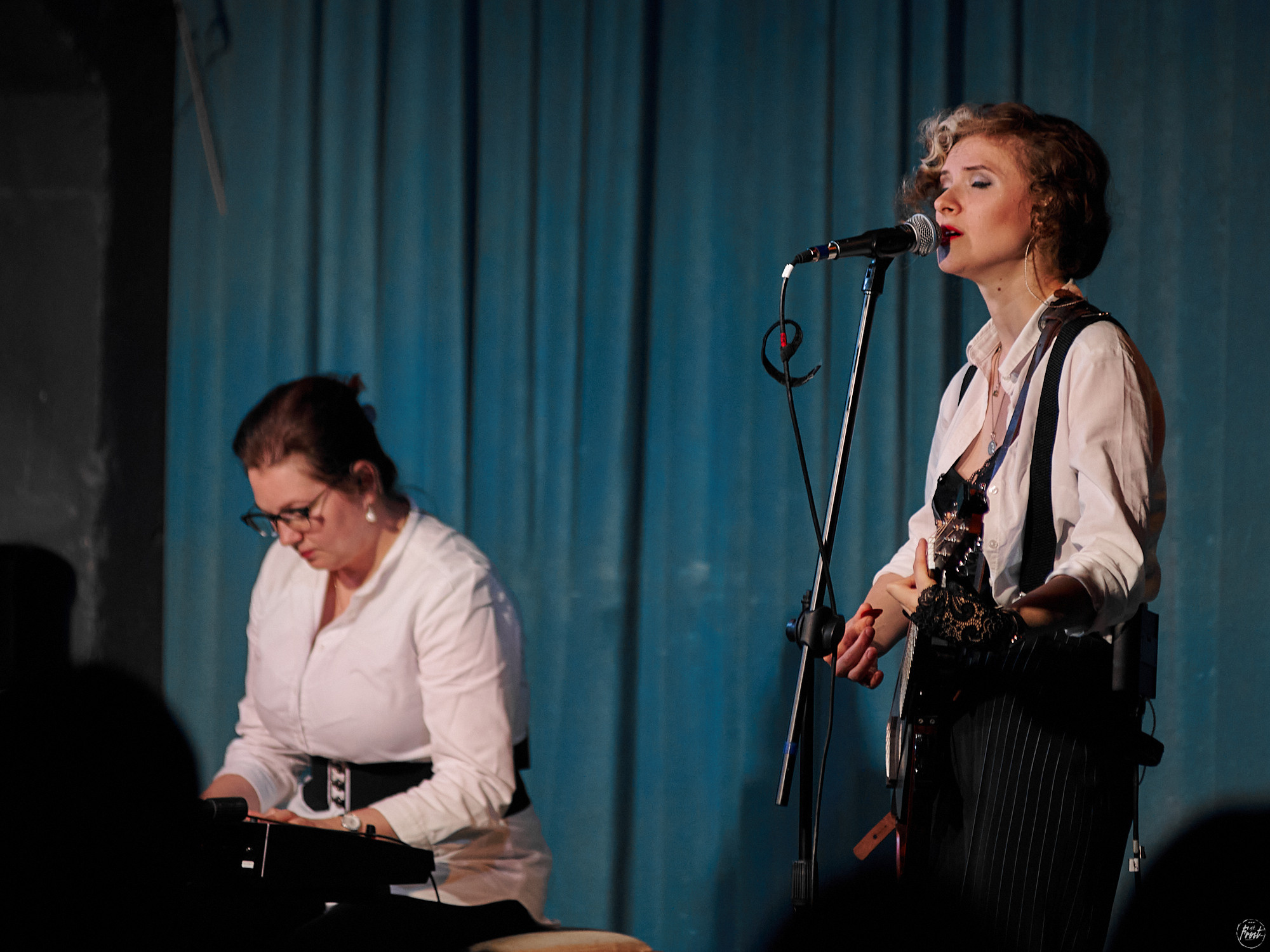 Немного нервно. Фотографии отовсюду и обо всем