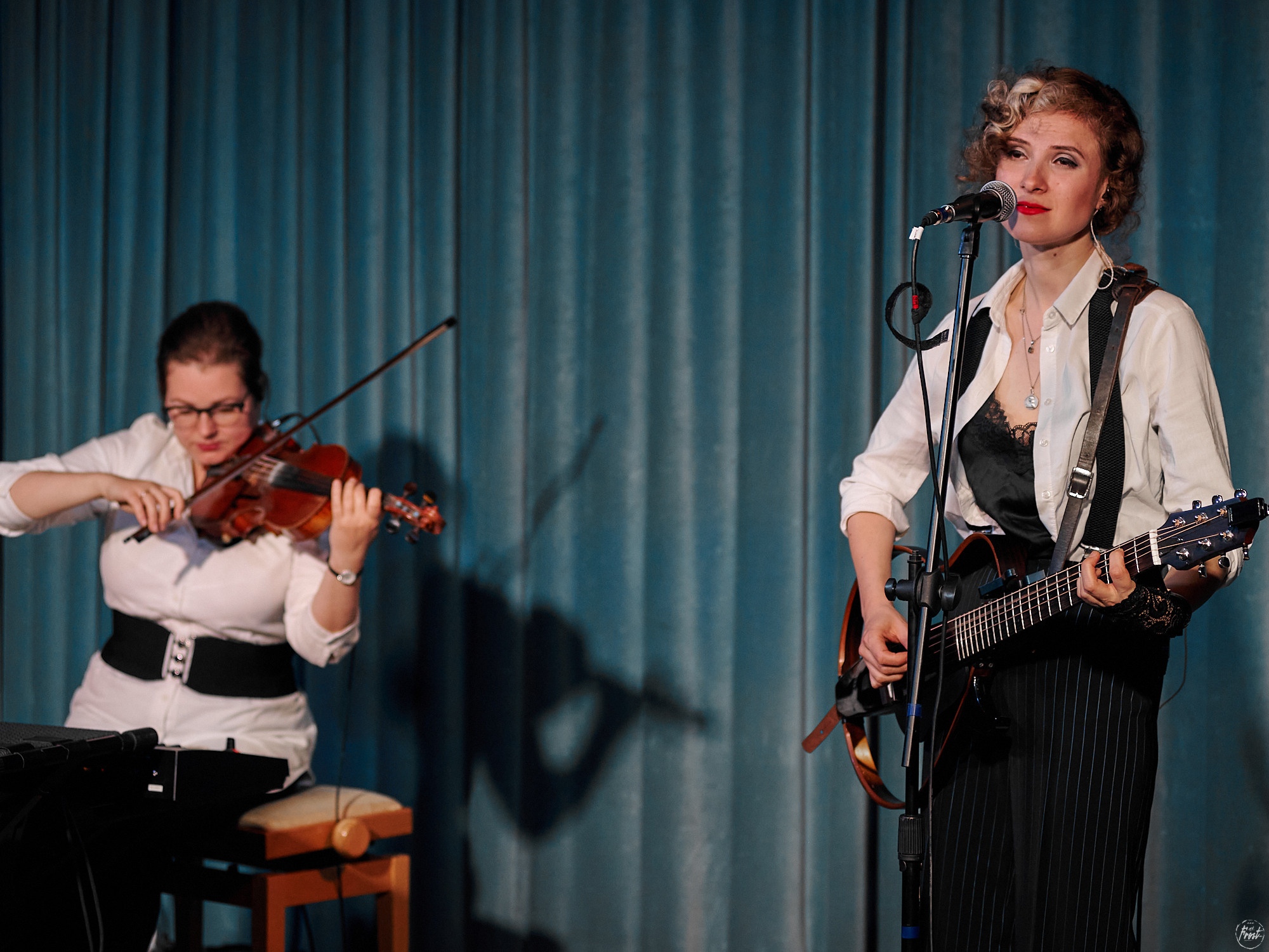 Немного нервно. Фотографии отовсюду и обо всем