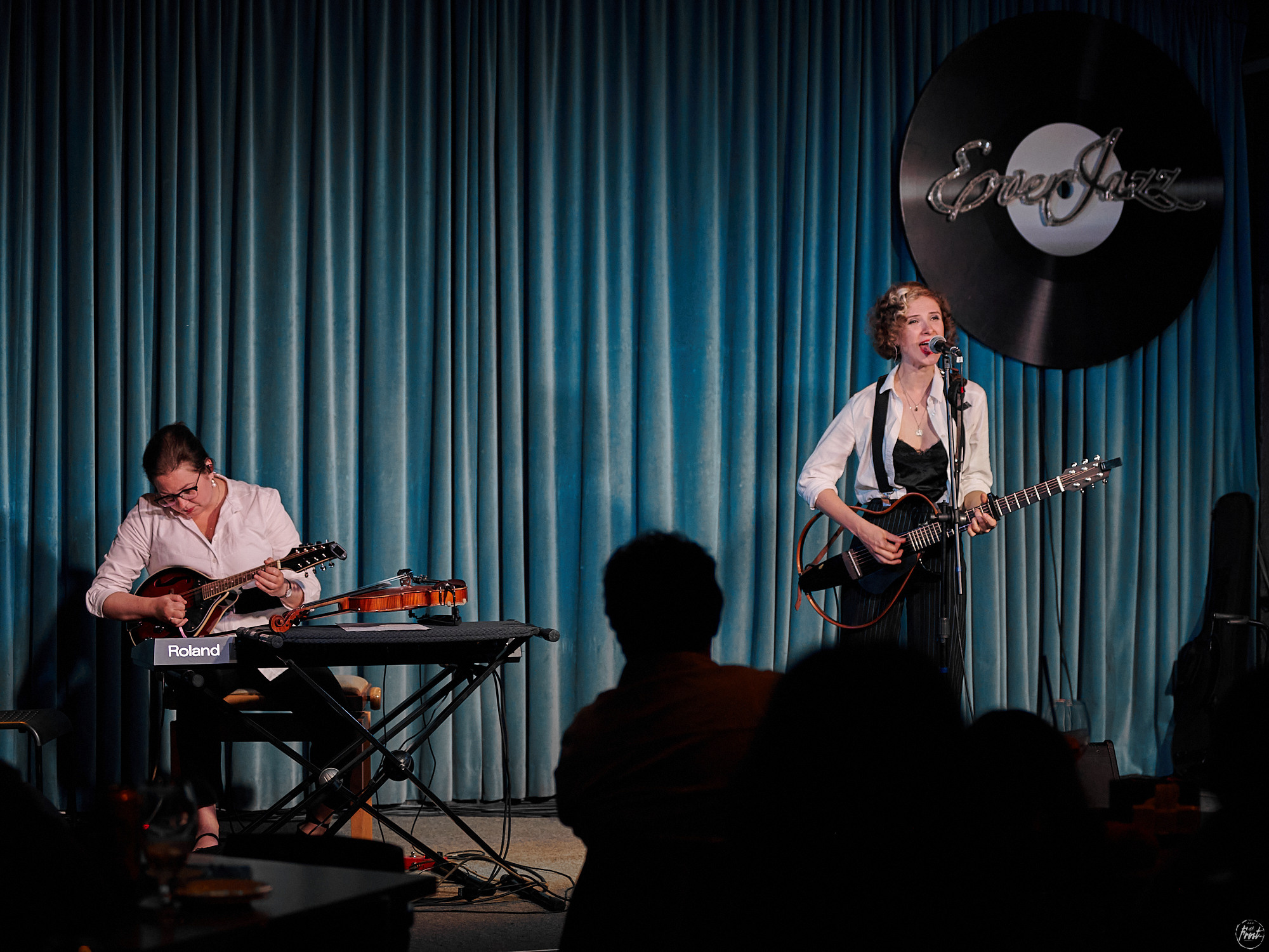 Немного нервно. Фотографии отовсюду и обо всем