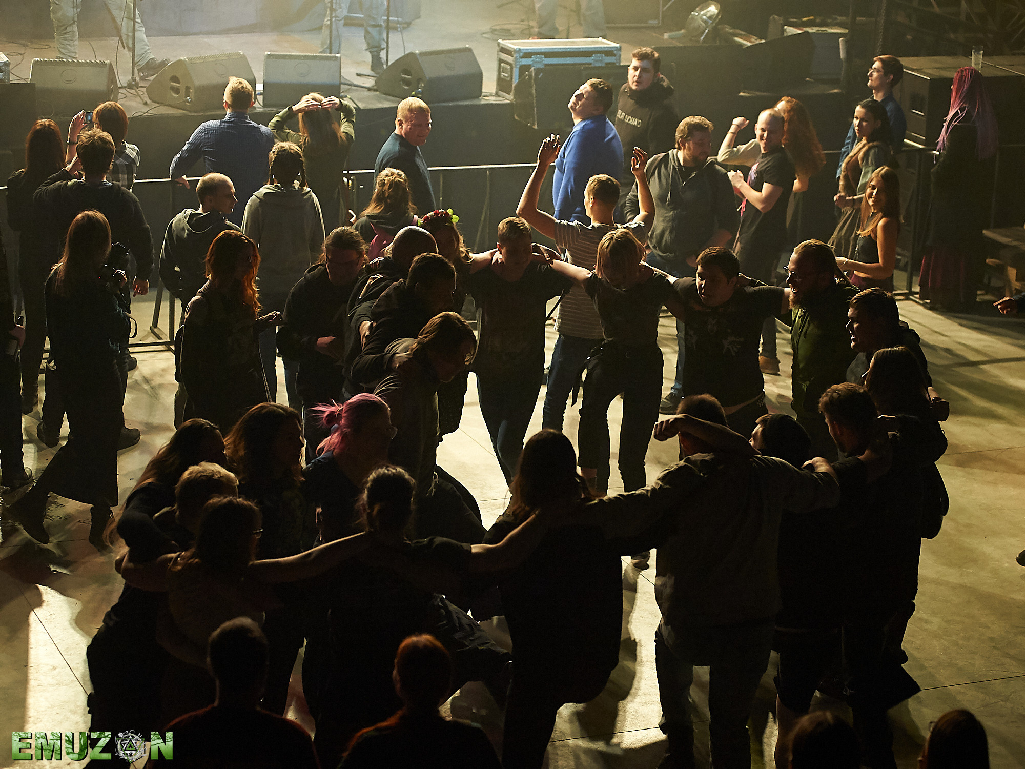 Тролль гнет ель. Фотографии отовсюду и обо всем