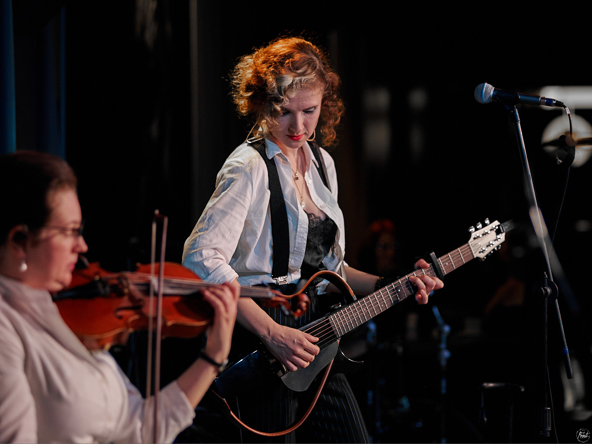 Немного нервно. Фотографии отовсюду и обо всем