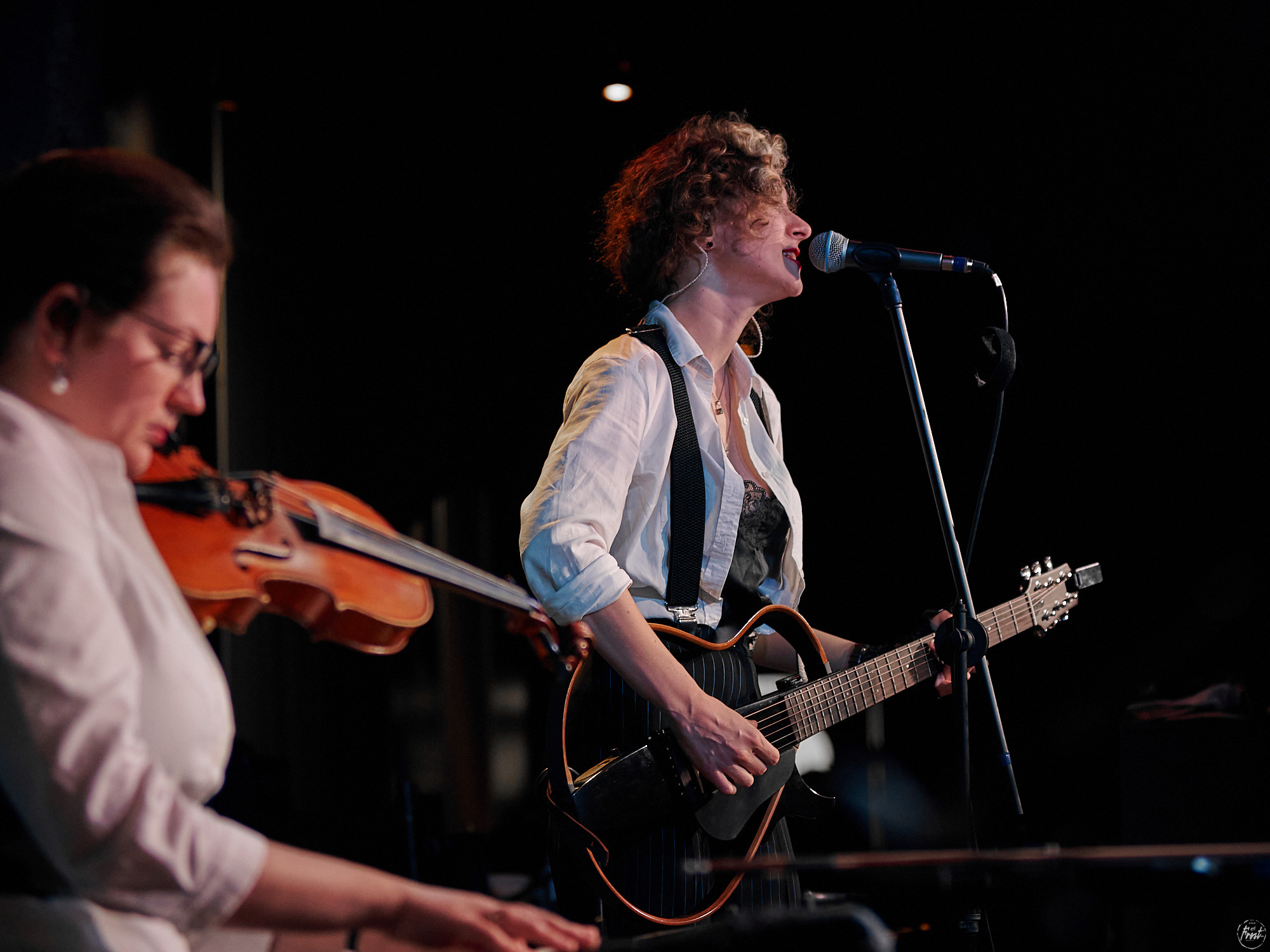 Немного нервно. Фотографии отовсюду и обо всем