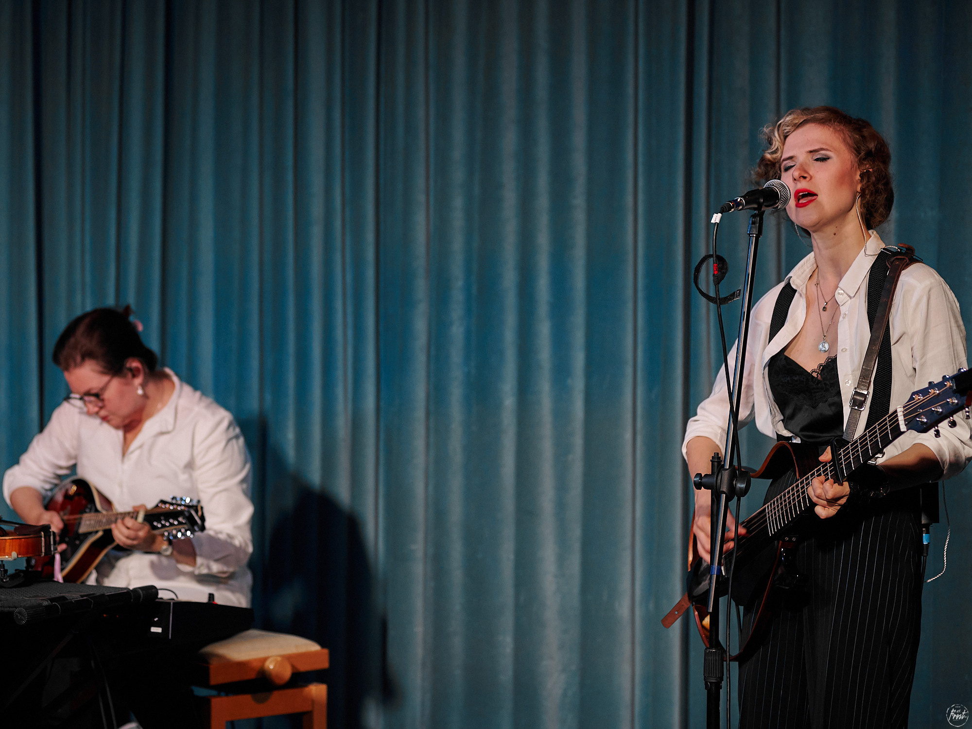 Немного нервно. Фотографии отовсюду и обо всем