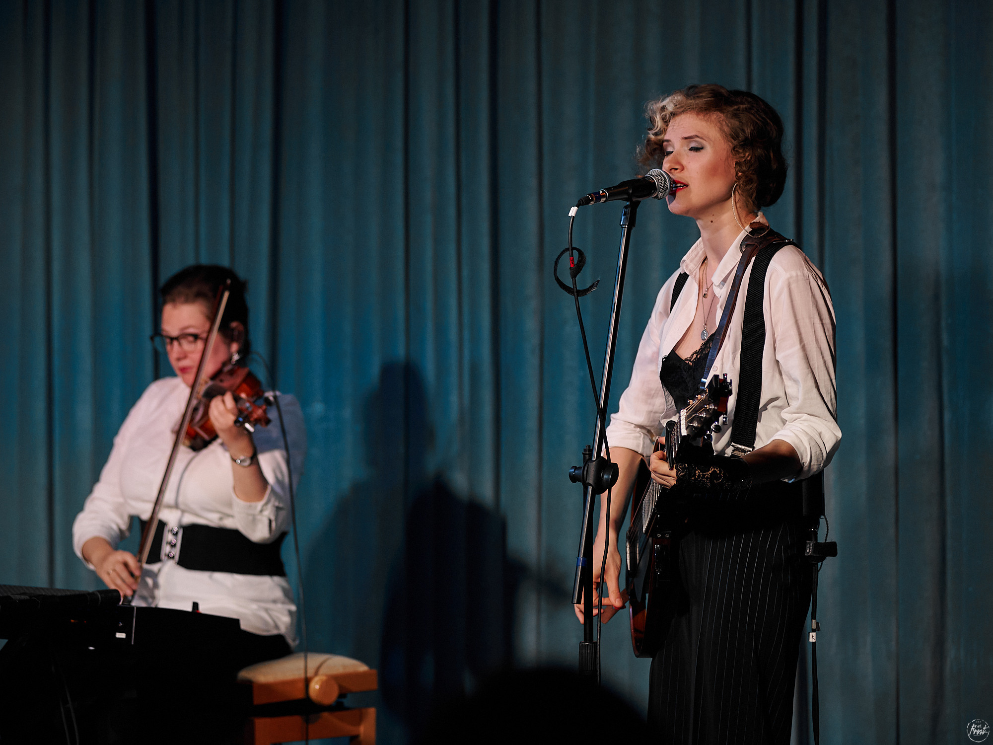 Немного нервно. Фотографии отовсюду и обо всем