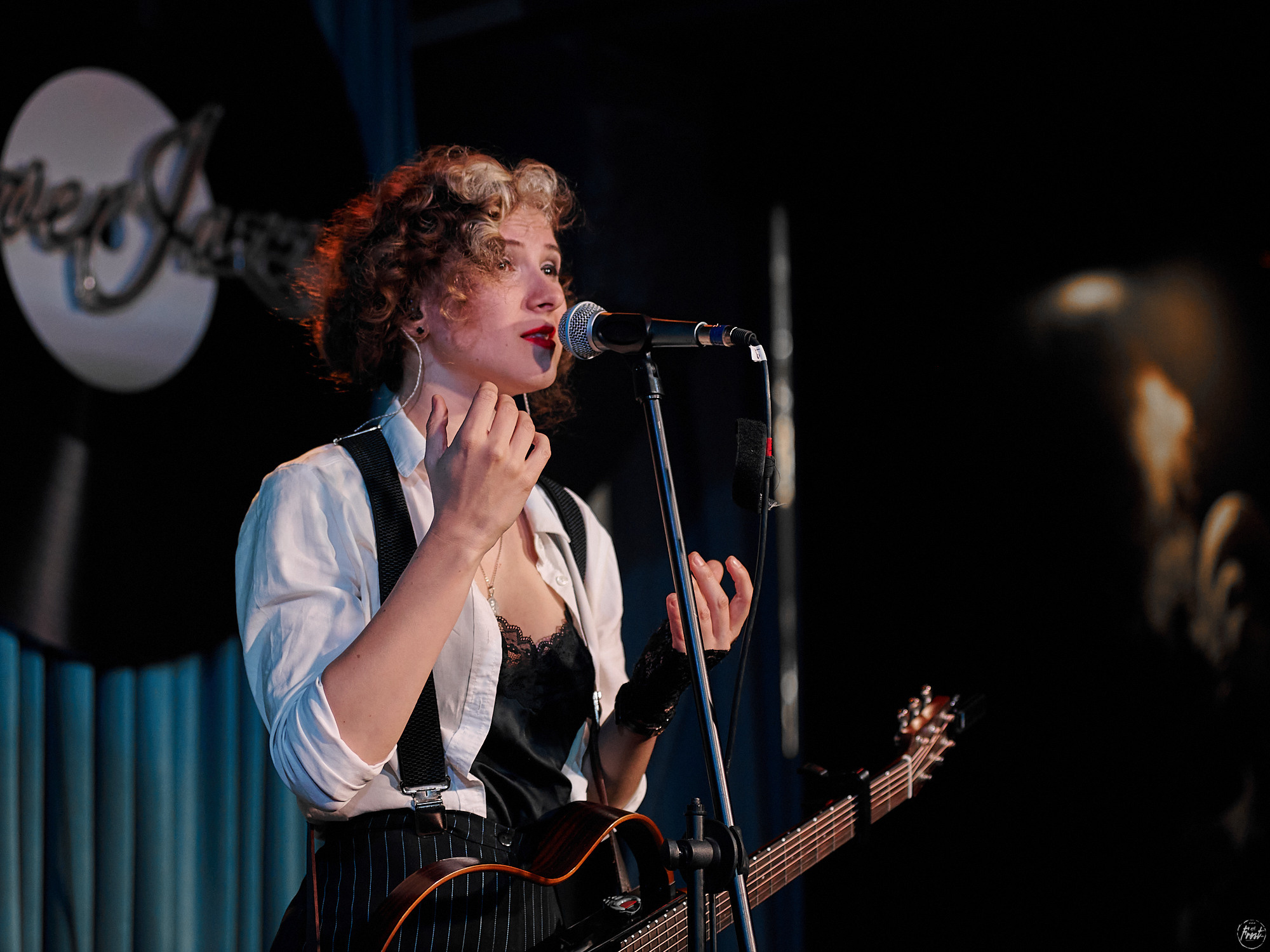 Немного нервно. Фотографии отовсюду и обо всем