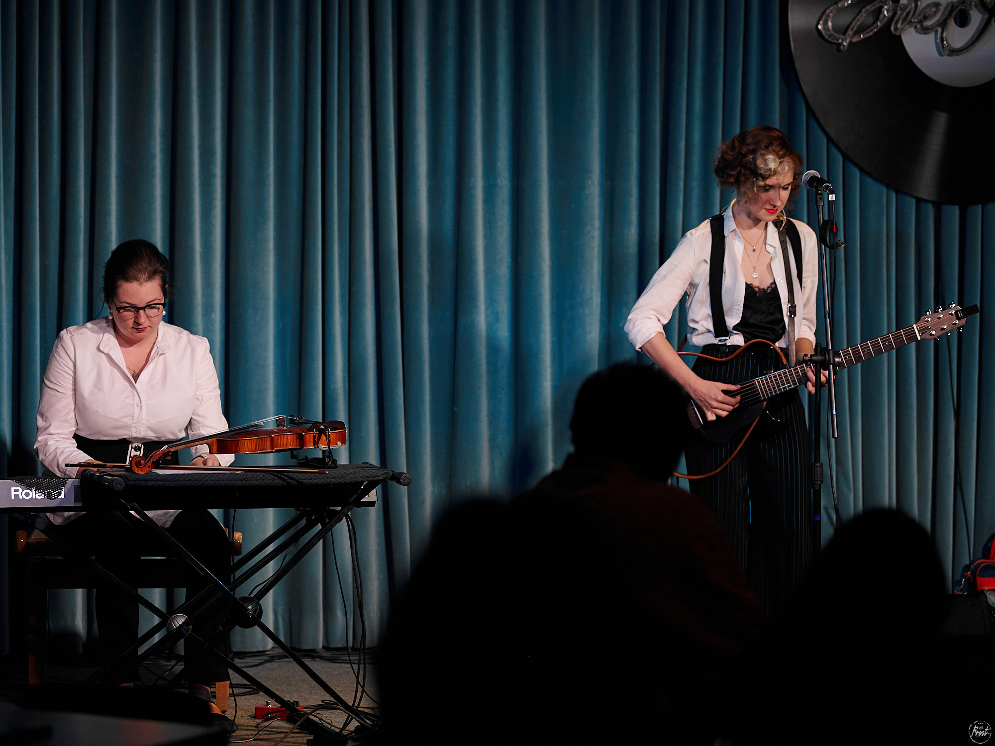 Немного нервно. Фотографии отовсюду и обо всем