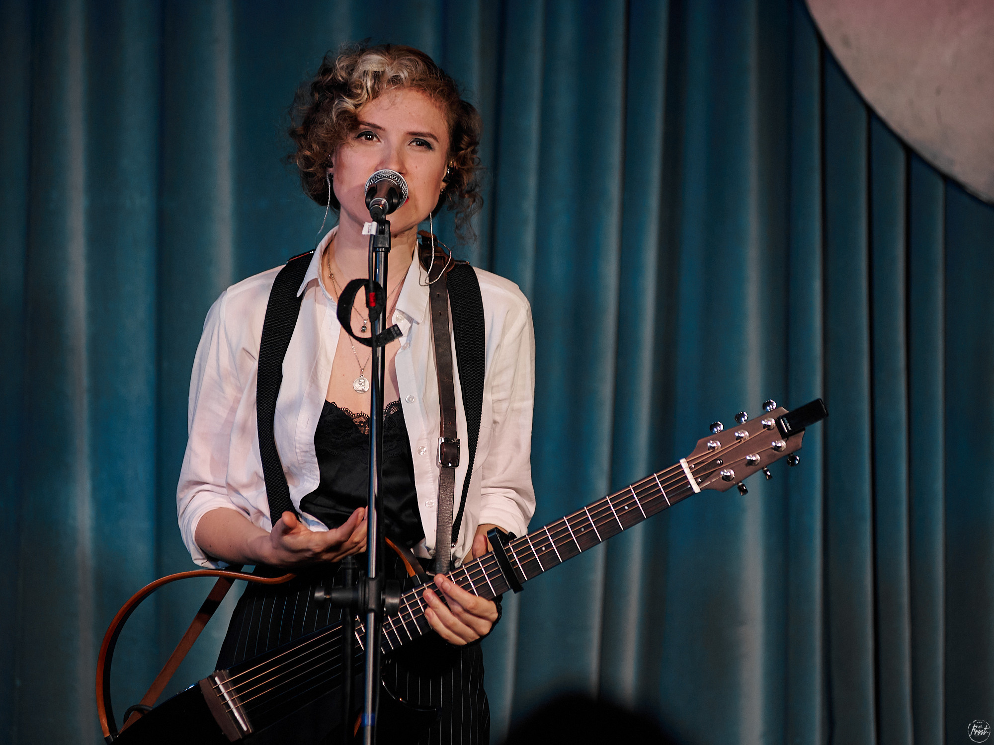 Немного нервно. Фотографии отовсюду и обо всем