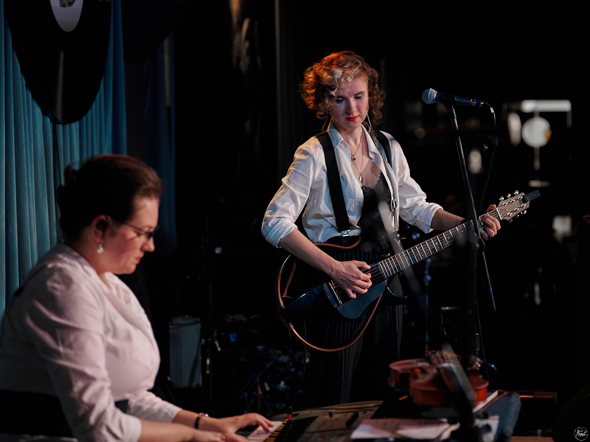 Немного нервно. Фотографии отовсюду и обо всем