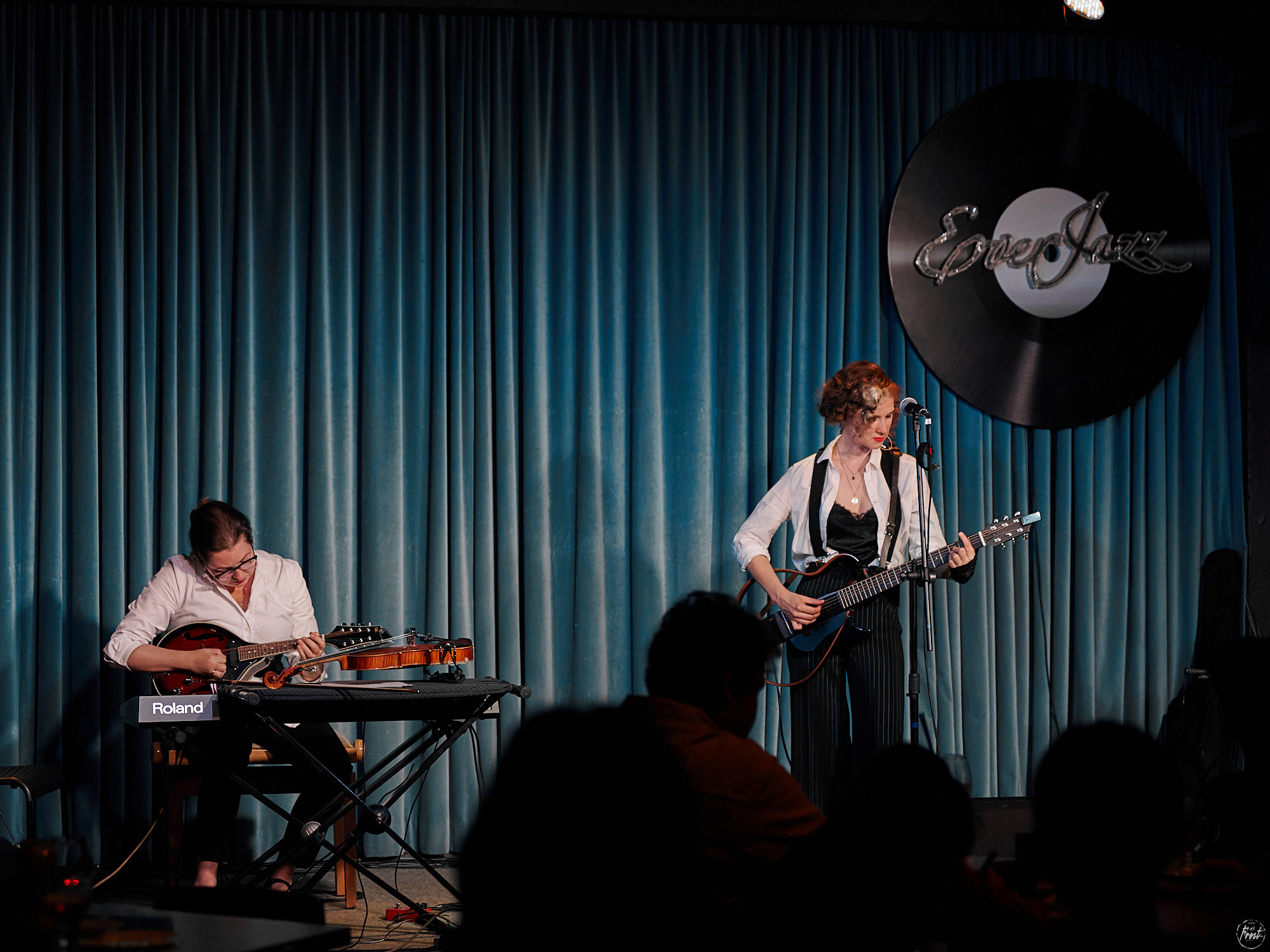 Немного нервно. Фотографии отовсюду и обо всем