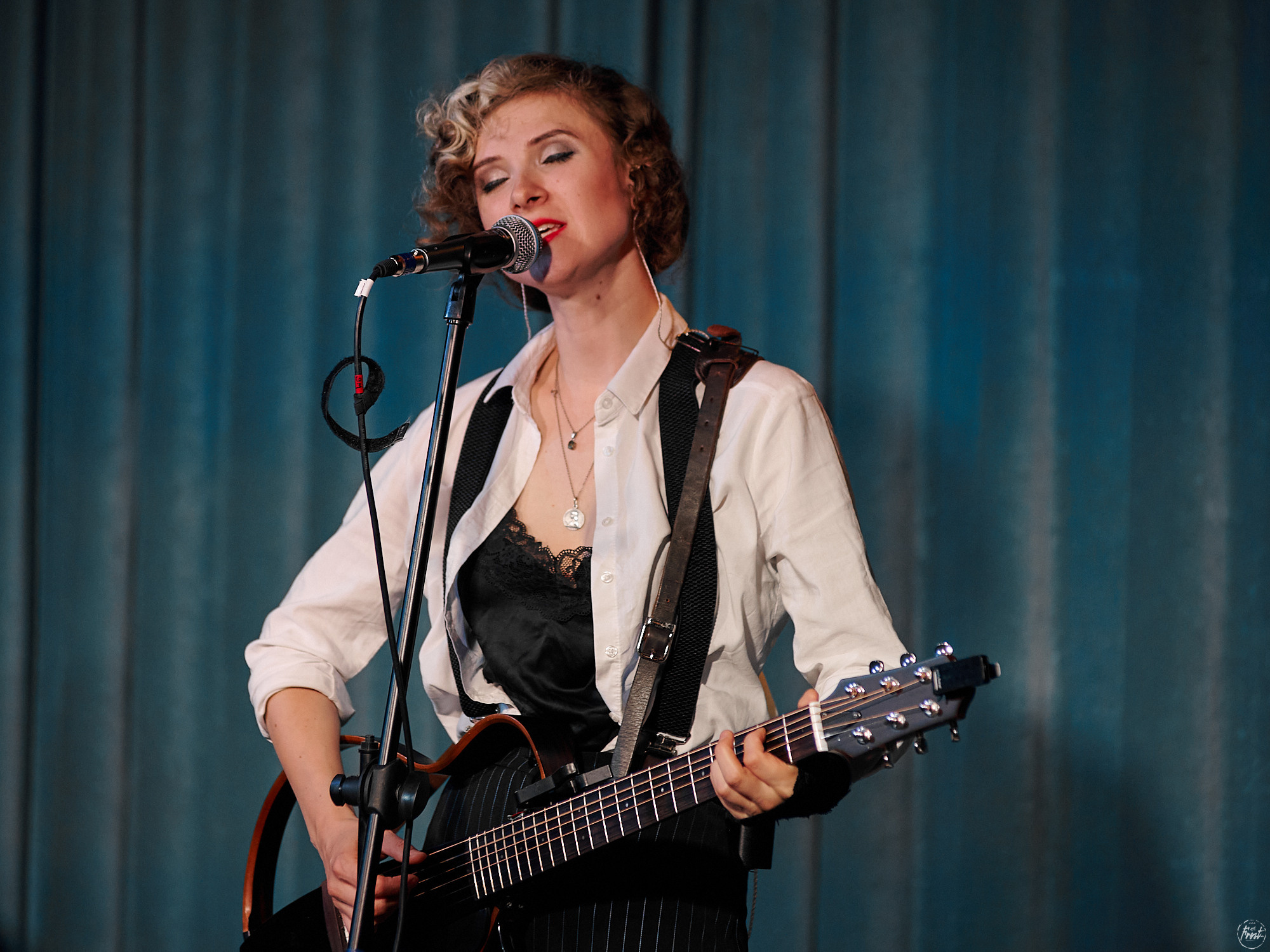 Немного нервно. Фотографии отовсюду и обо всем