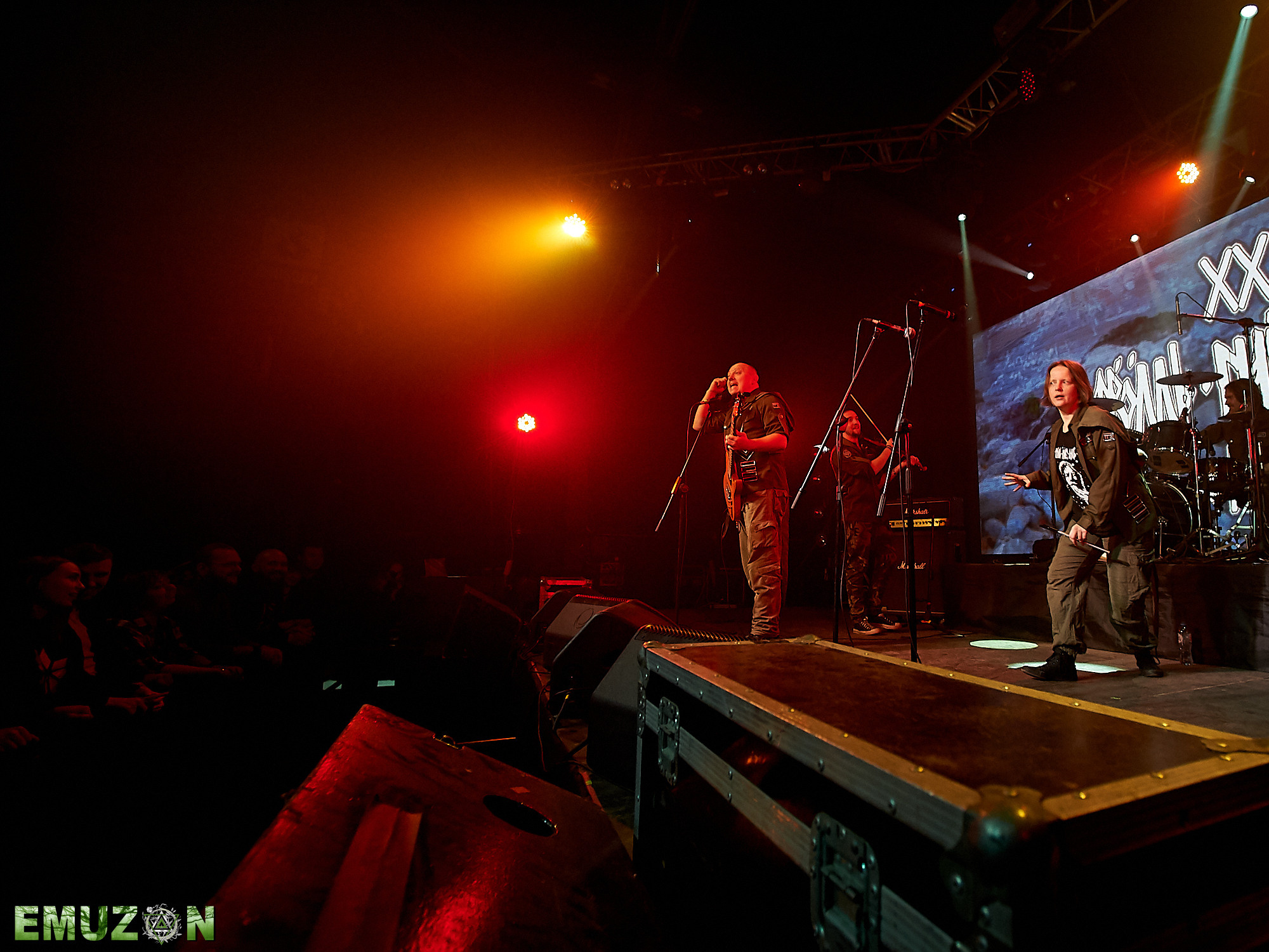 Тролль гнет ель. Фотографии отовсюду и обо всем