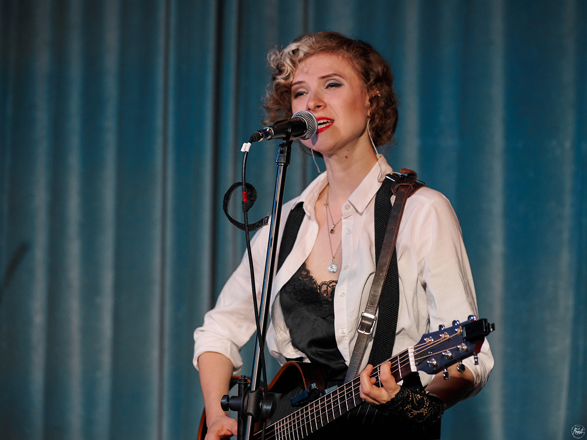 Немного нервно. Фотографии отовсюду и обо всем