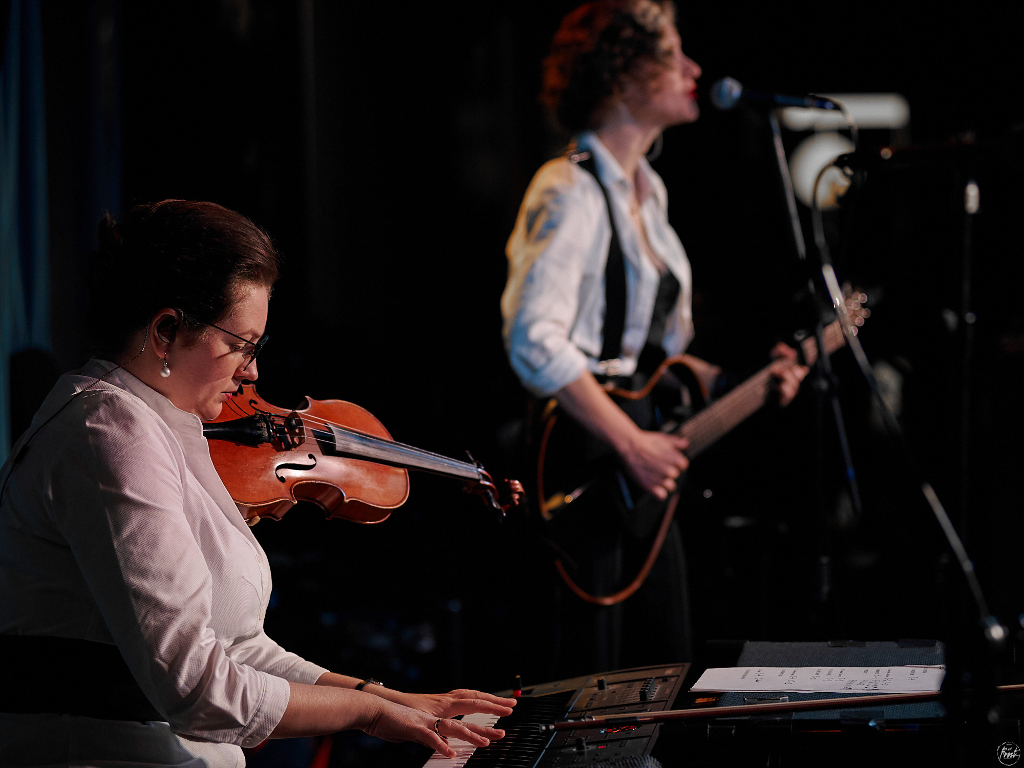 Немного нервно. Фотографии отовсюду и обо всем