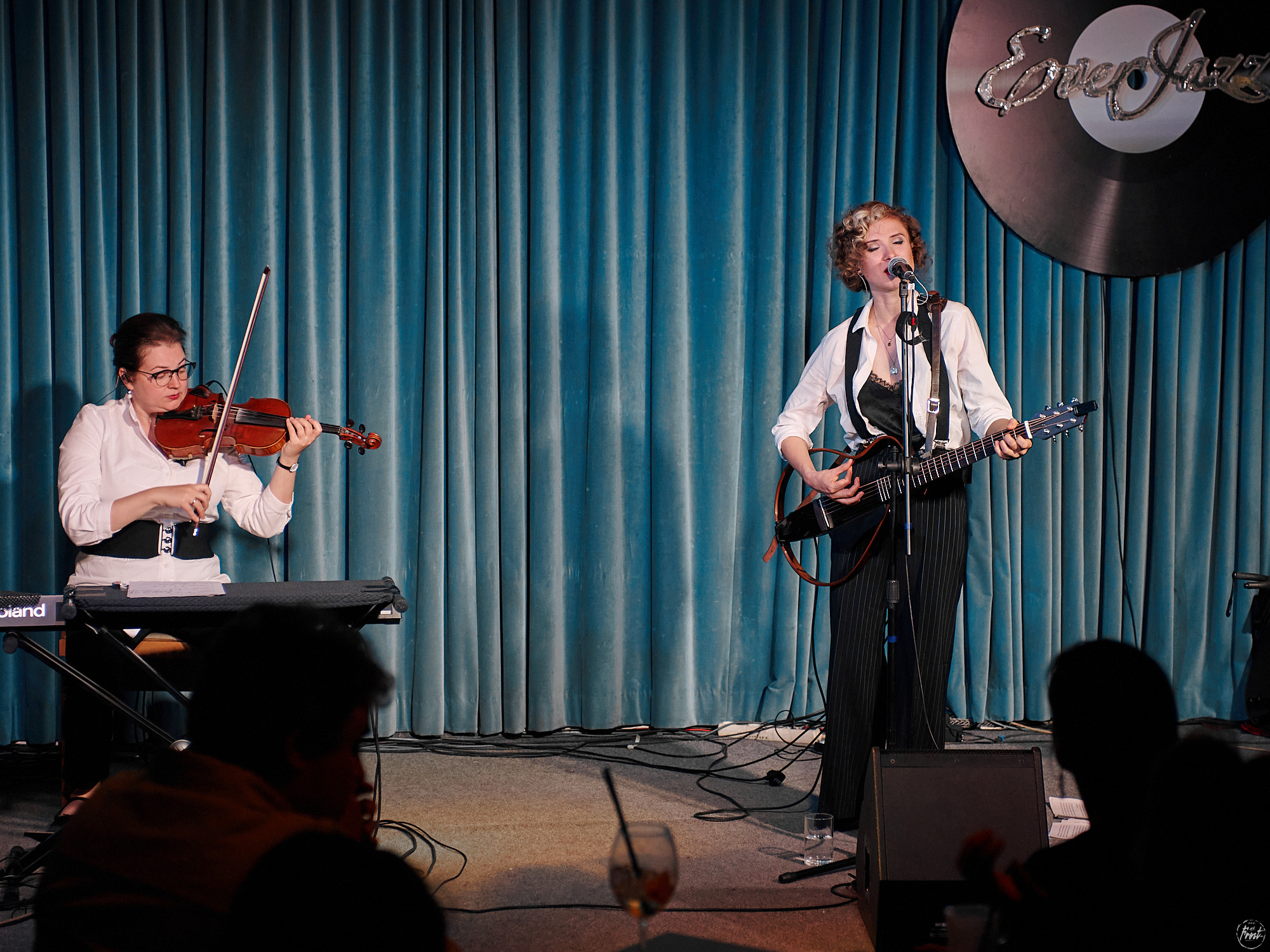 Немного нервно. Фотографии отовсюду и обо всем