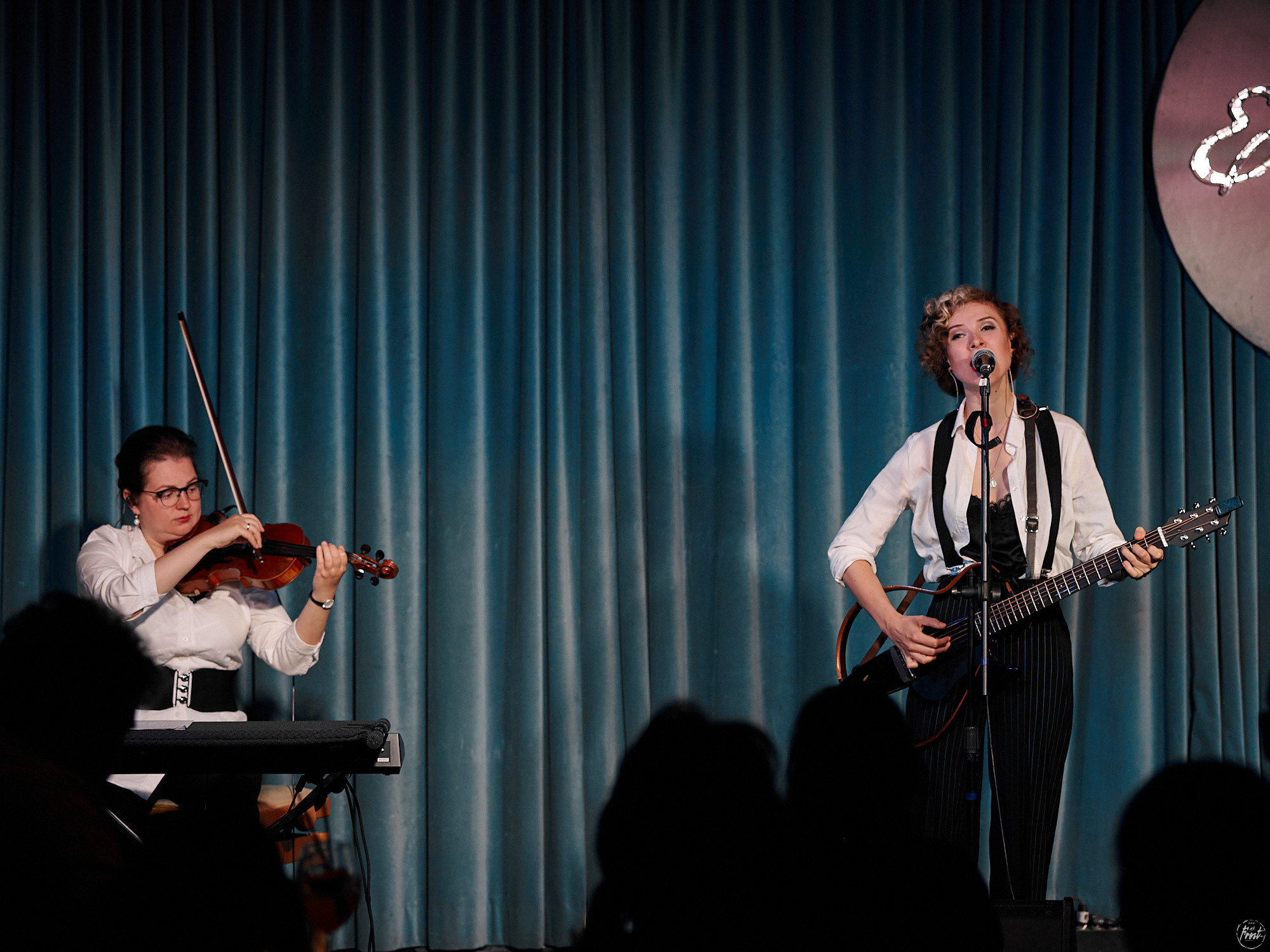 Немного нервно. Фотографии отовсюду и обо всем