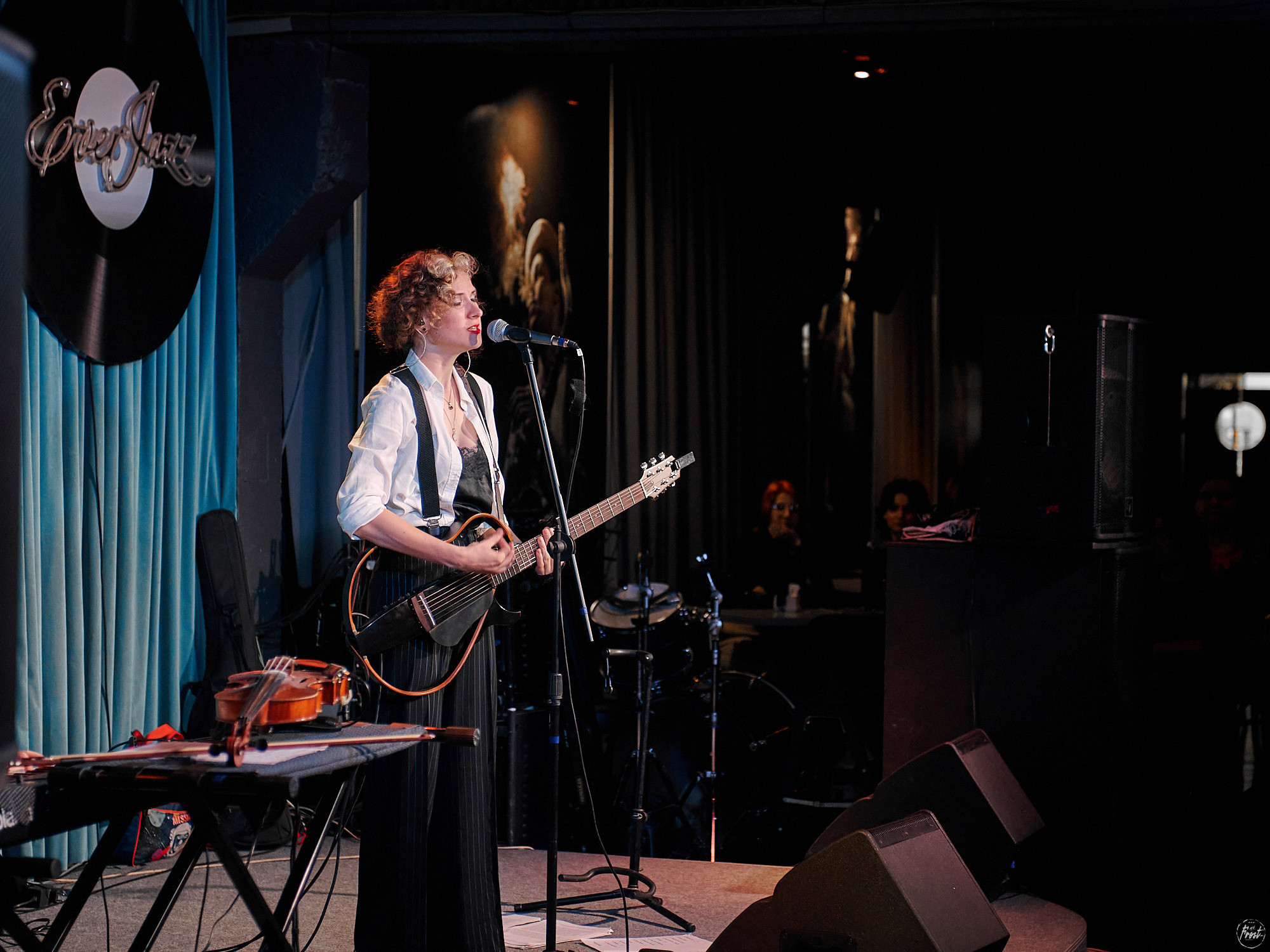 Немного нервно. Фотографии отовсюду и обо всем