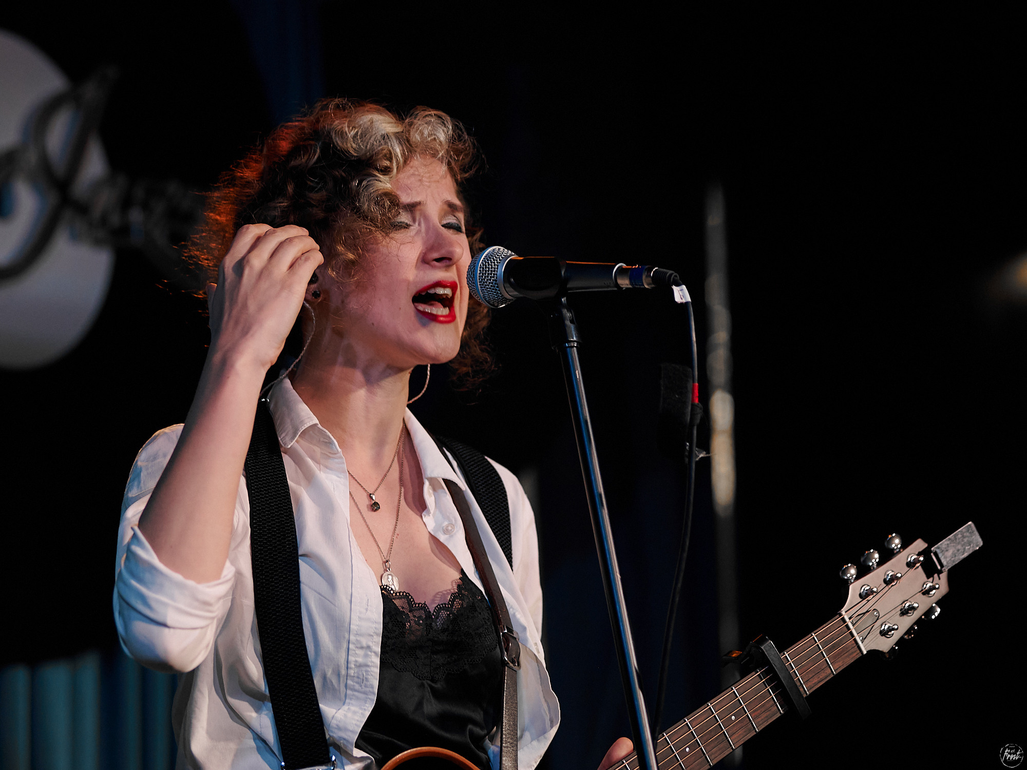 Немного нервно. Фотографии отовсюду и обо всем