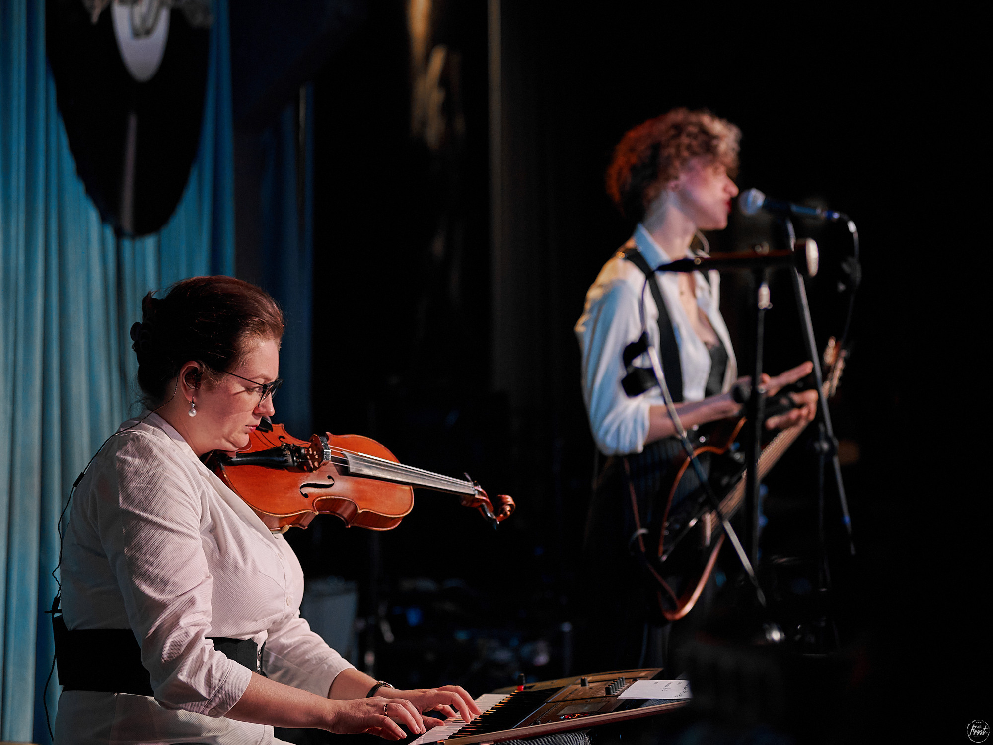 Немного нервно. Фотографии отовсюду и обо всем