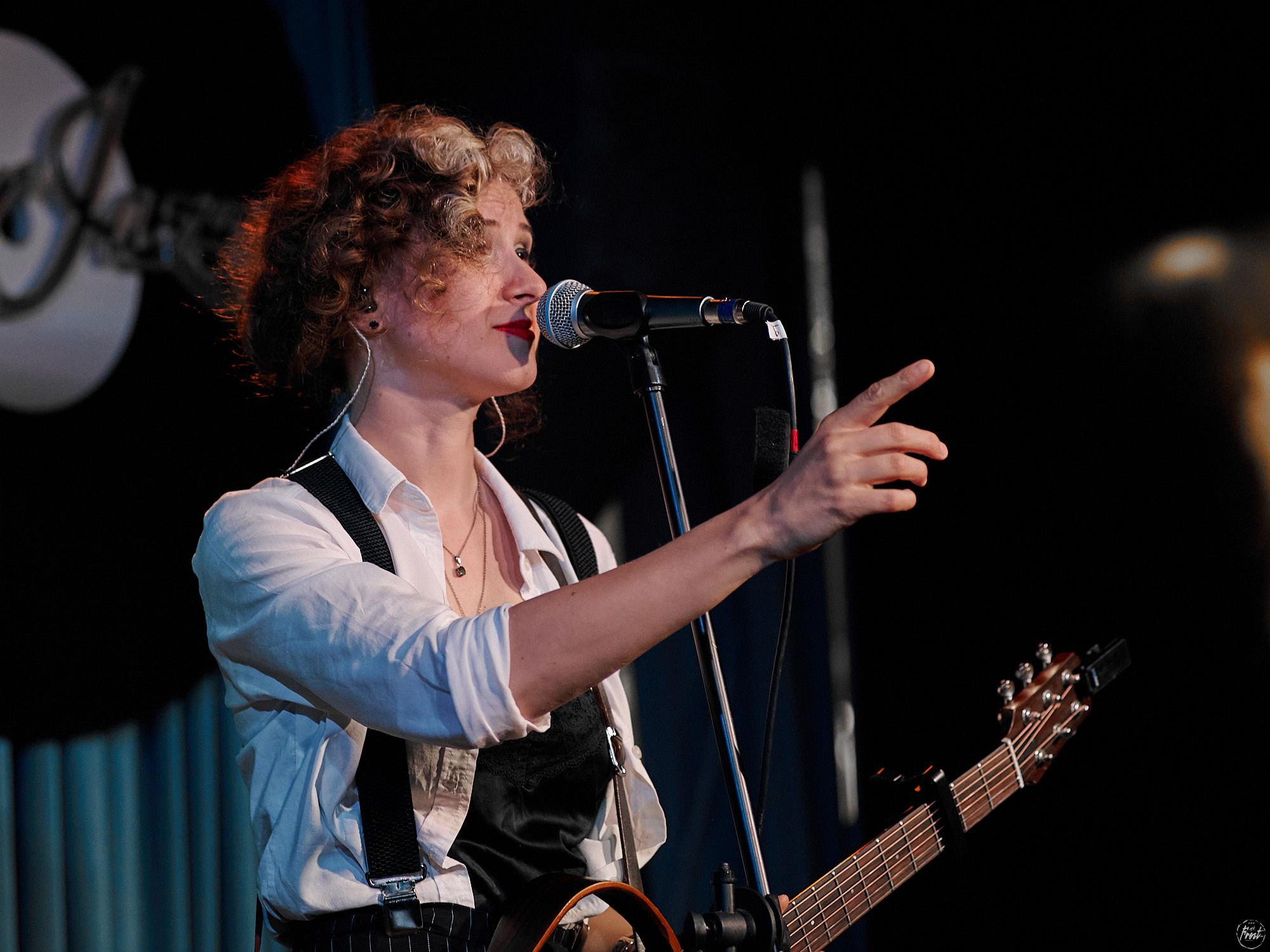 Немного нервно. Фотографии отовсюду и обо всем