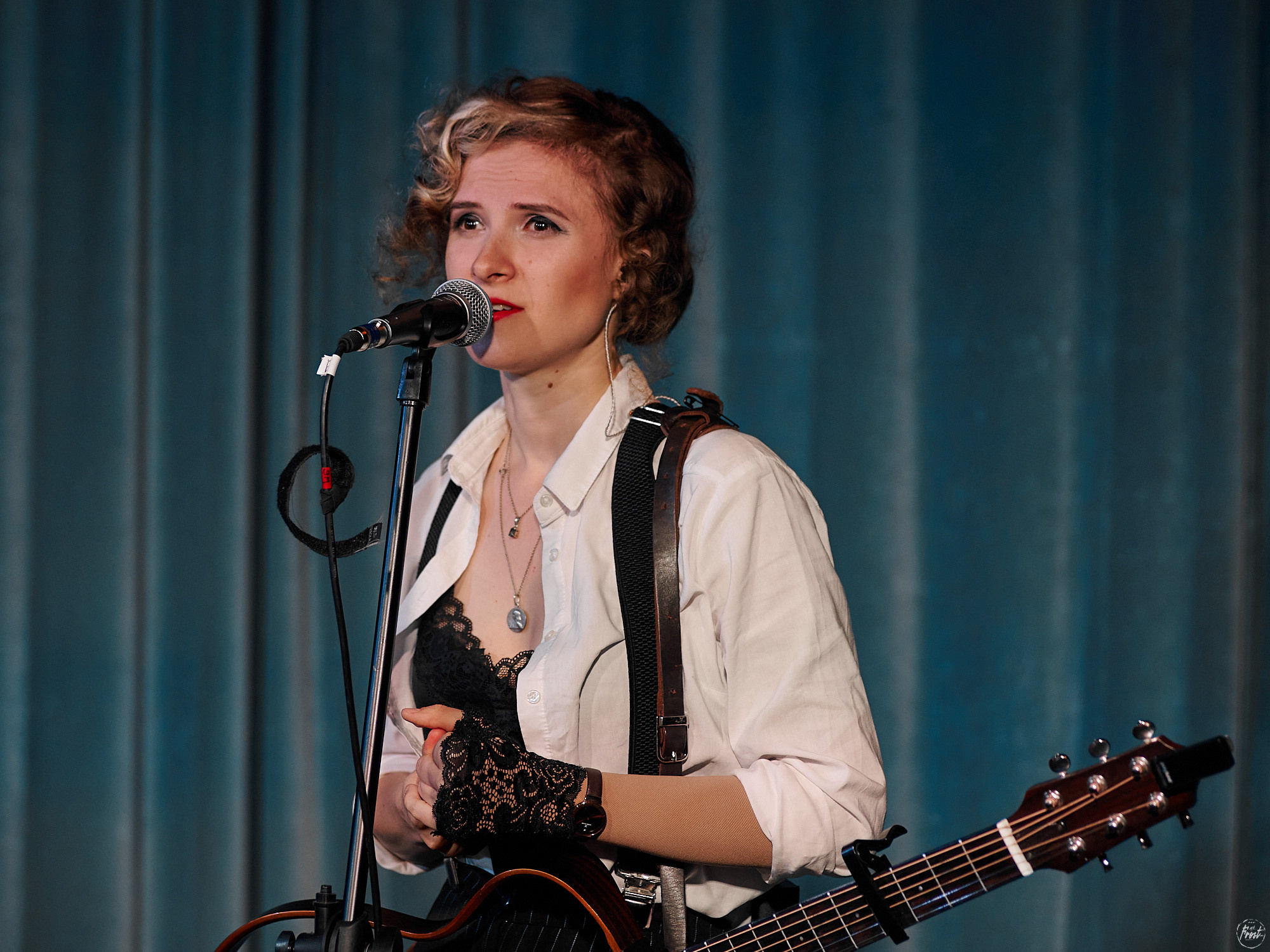 Немного нервно. Фотографии отовсюду и обо всем