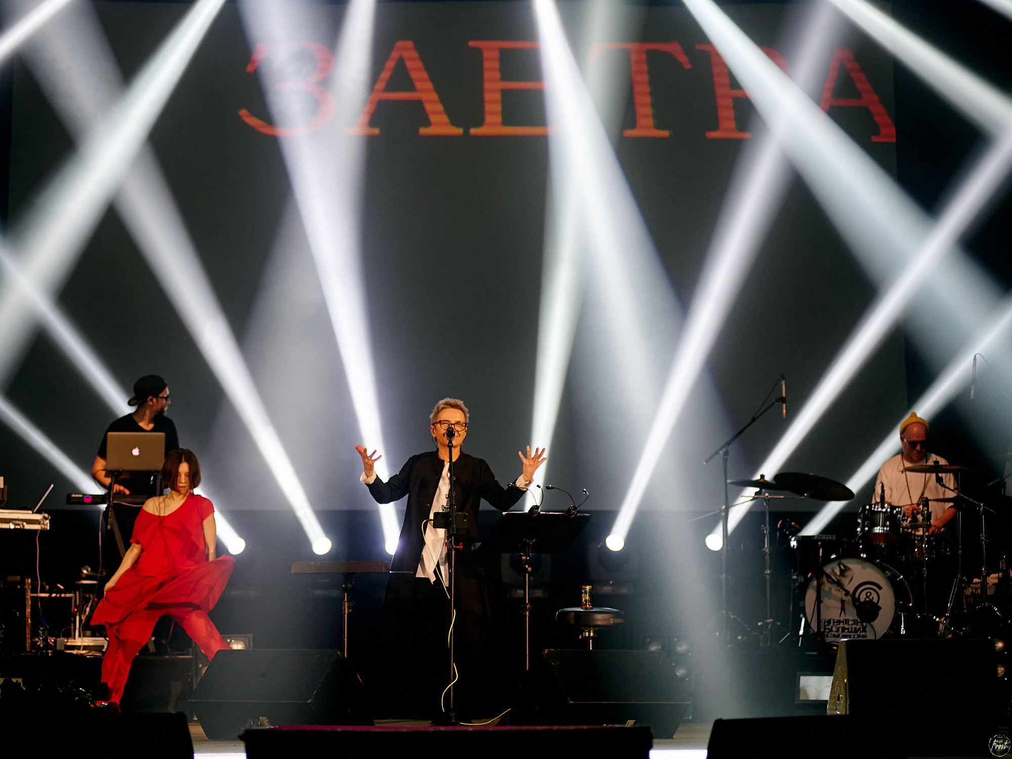 Сурганова и оркестр. Фотографии отовсюду и обо всем