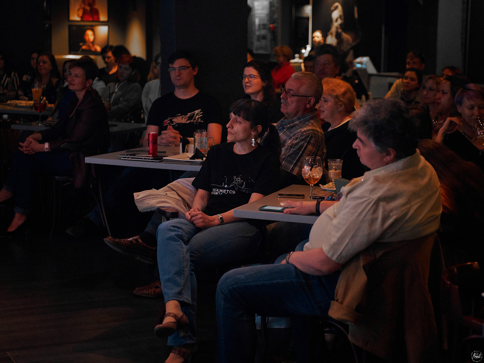 Немного нервно. Фотографии отовсюду и обо всем