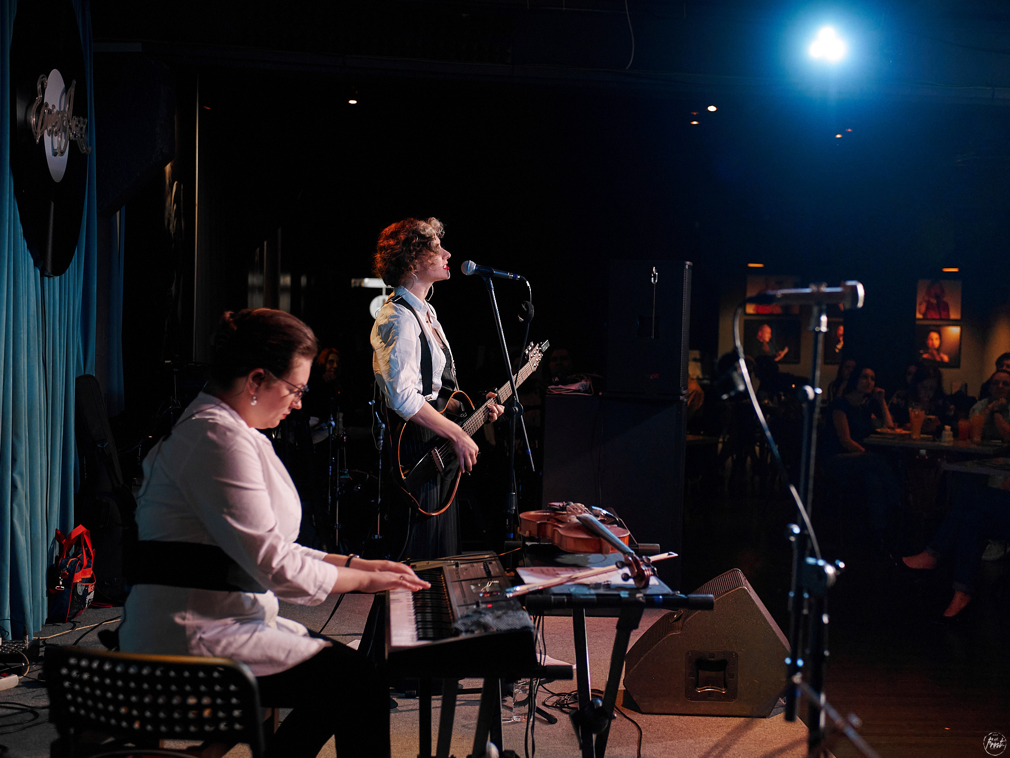 Немного нервно. Фотографии отовсюду и обо всем