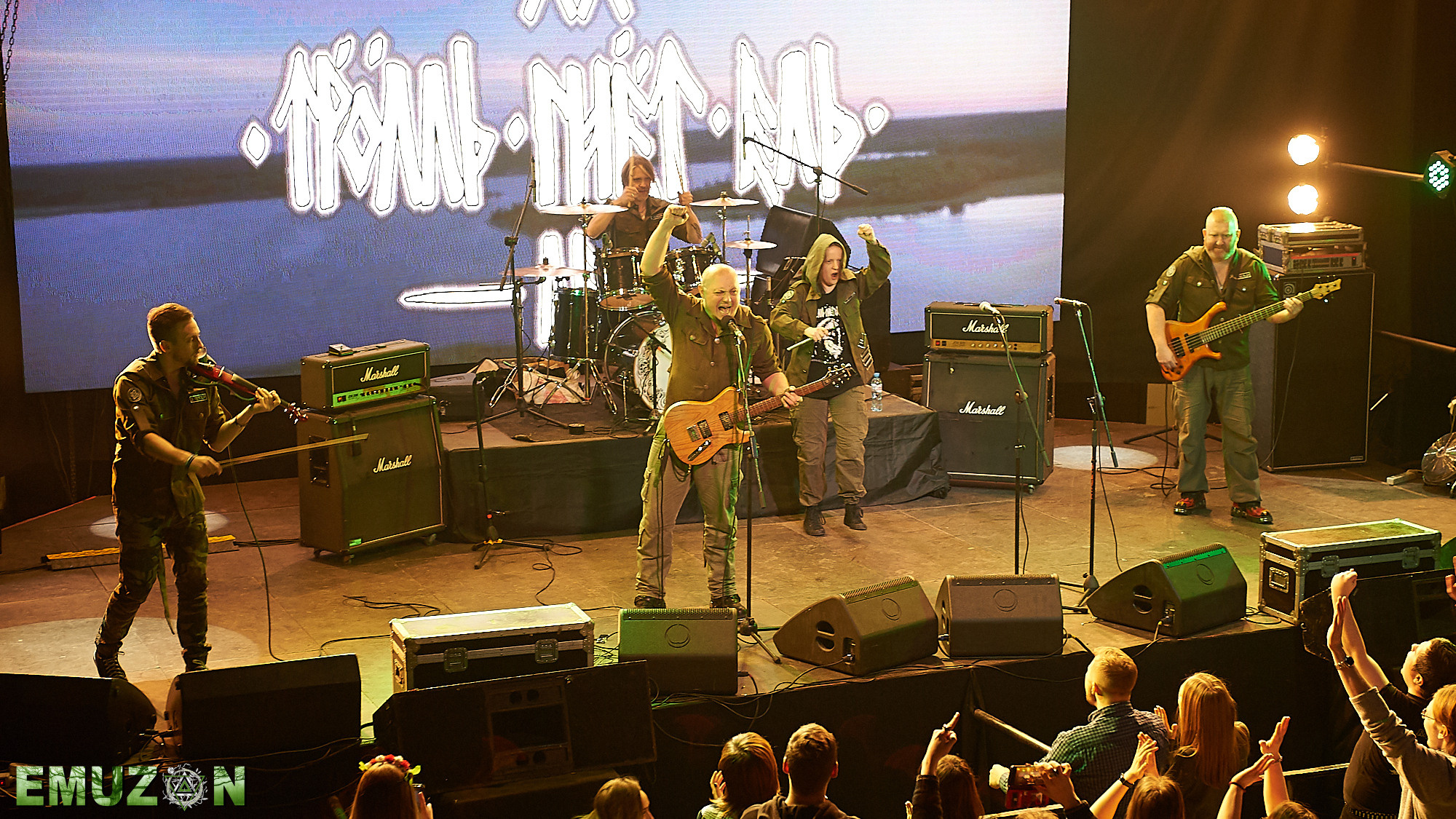 Тролль гнет ель. Фотографии отовсюду и обо всем