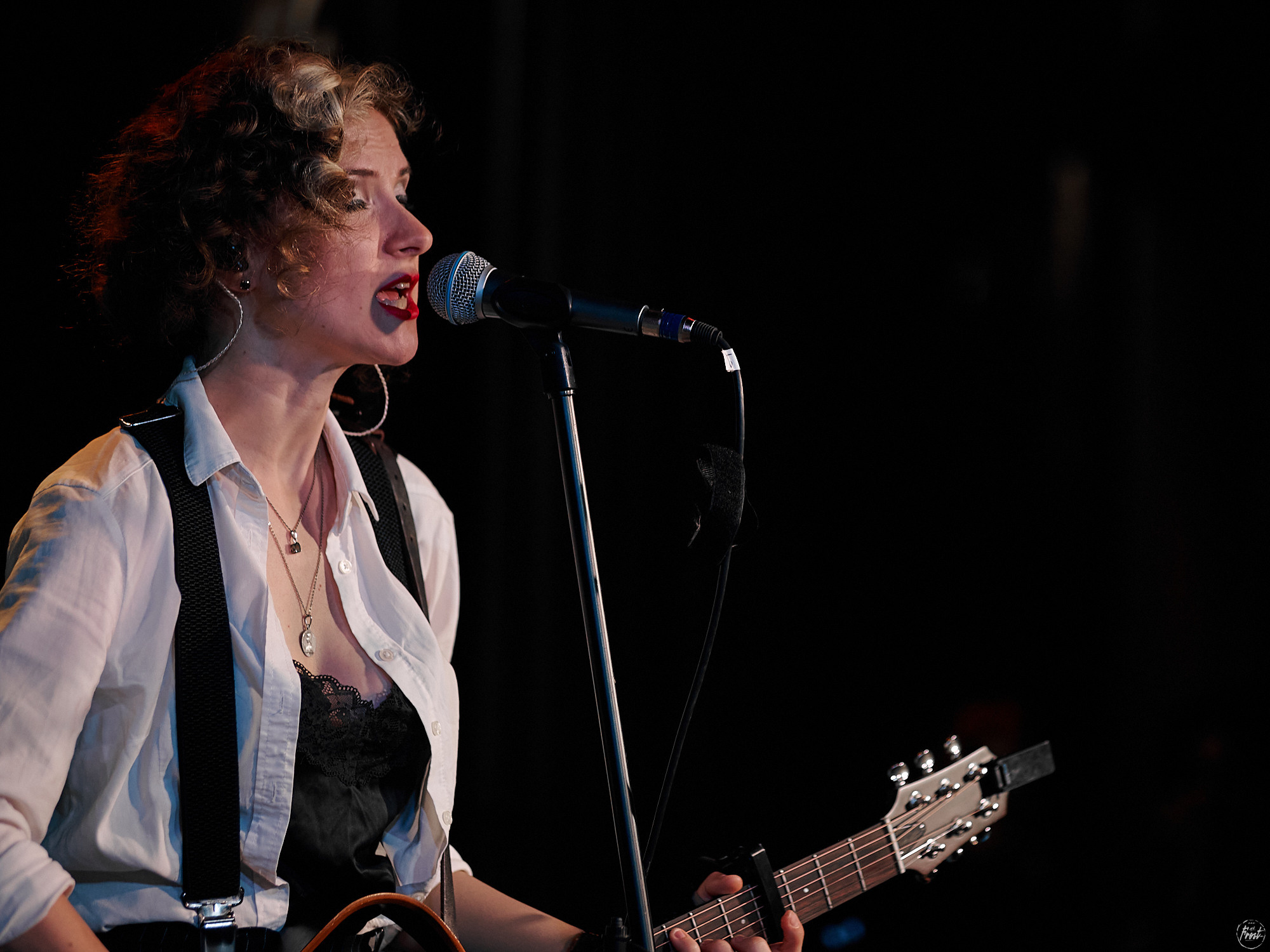 Немного нервно. Фотографии отовсюду и обо всем