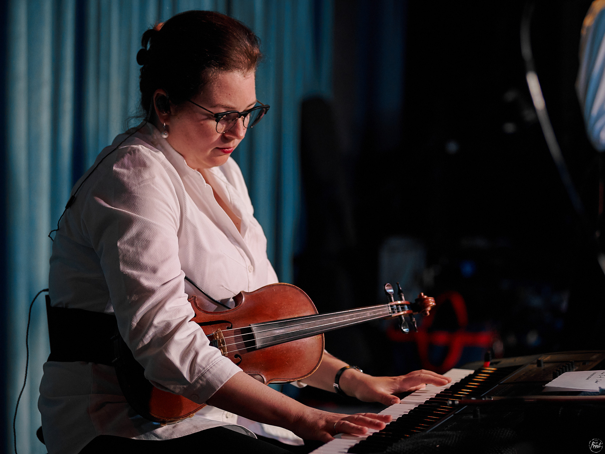 Немного нервно. Фотографии отовсюду и обо всем