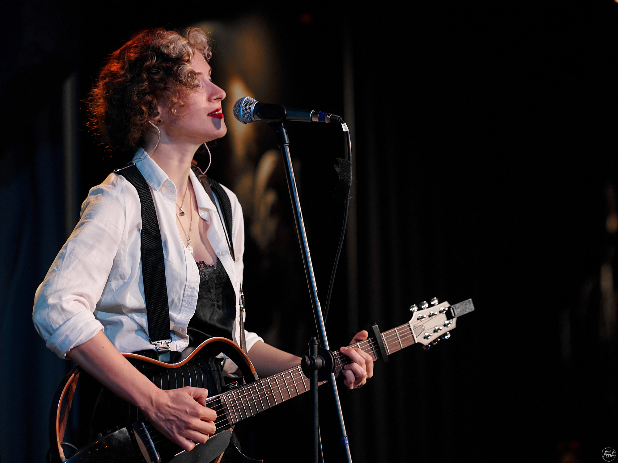 Немного нервно. Фотографии отовсюду и обо всем