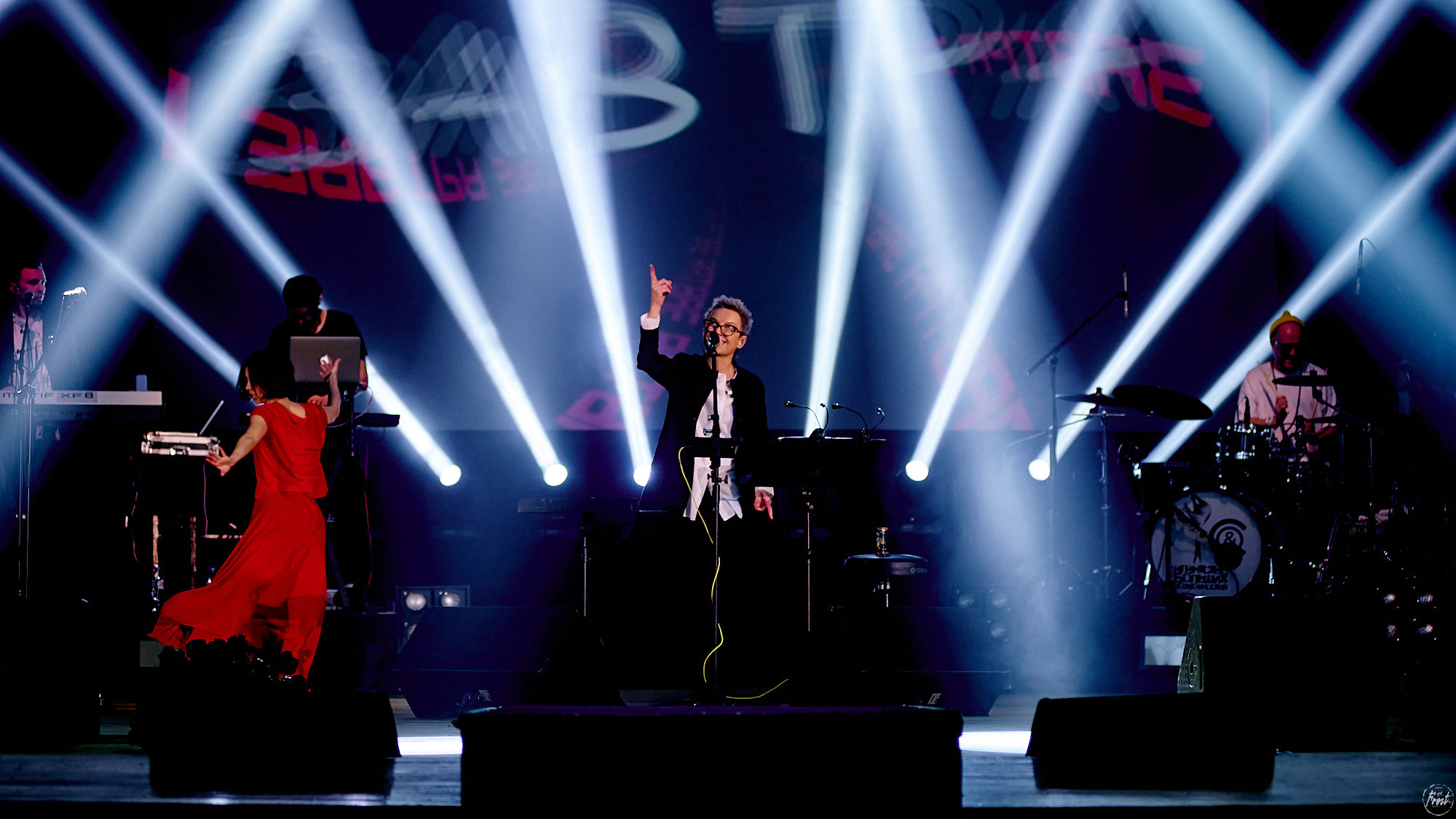 Сурганова и оркестр. Фотографии отовсюду и обо всем