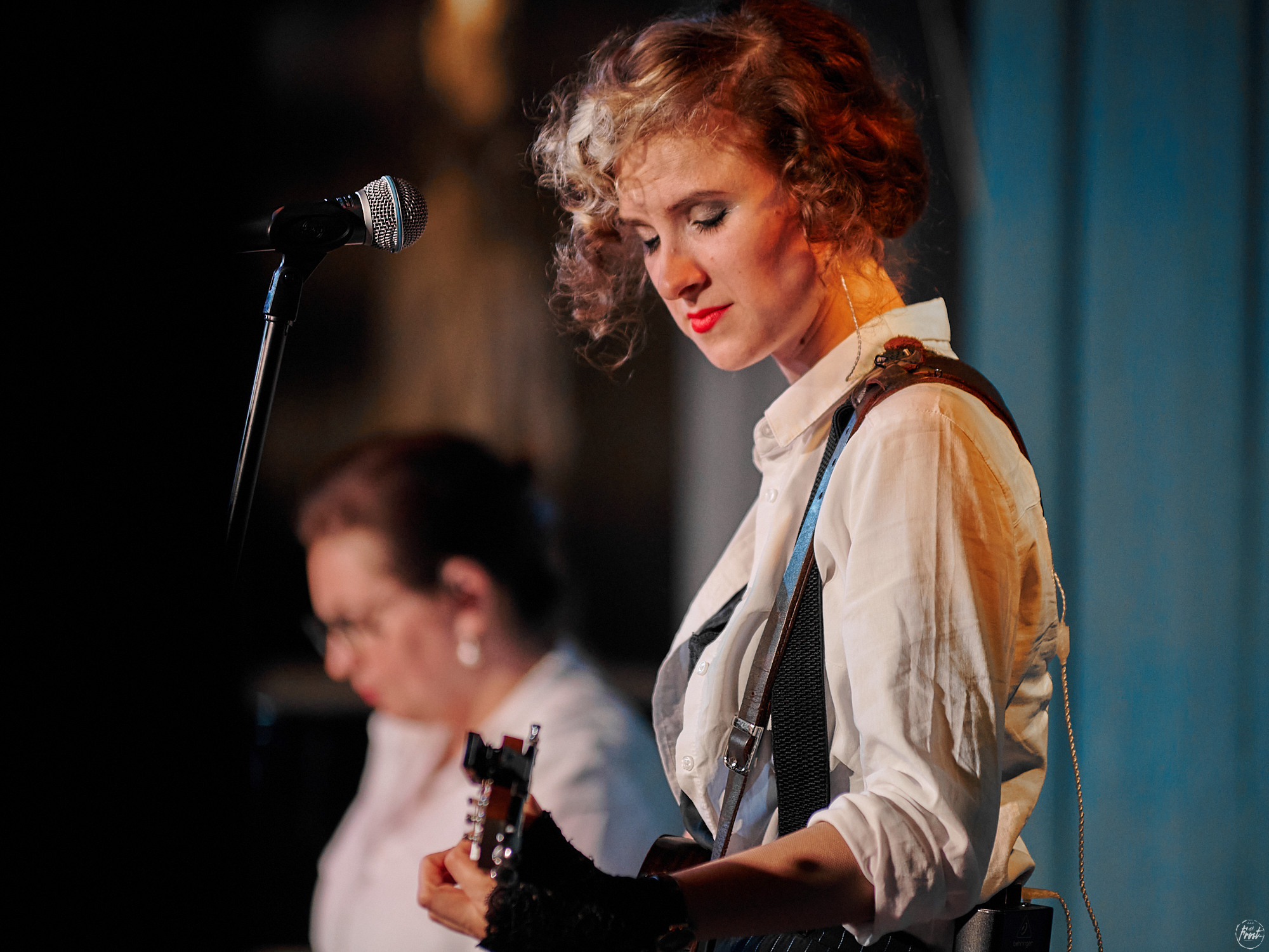 Немного нервно. Фотографии отовсюду и обо всем