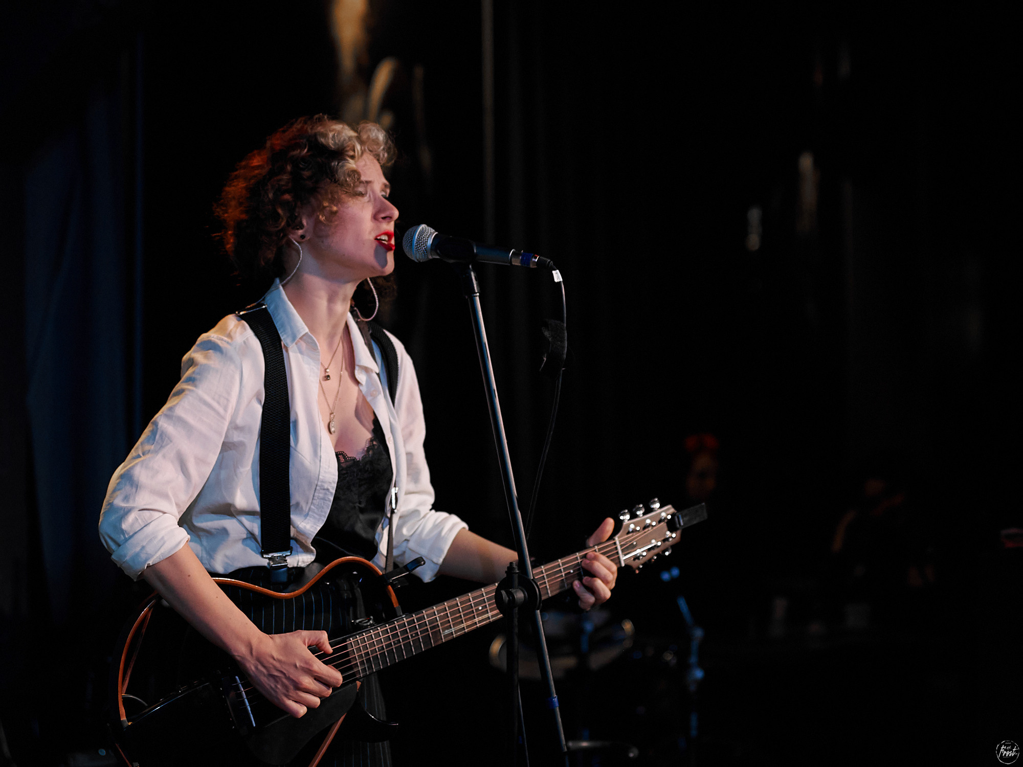 Немного нервно. Фотографии отовсюду и обо всем