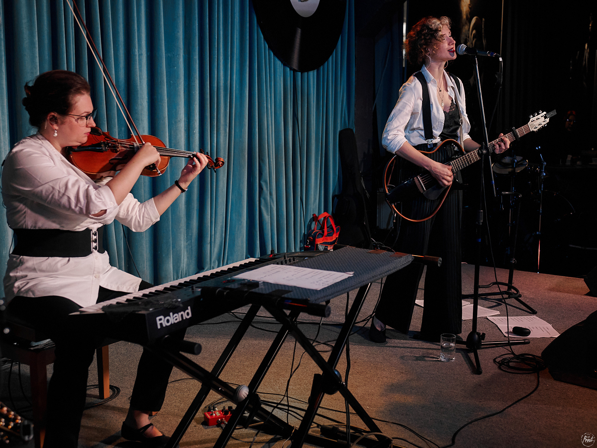 Немного нервно. Фотографии отовсюду и обо всем