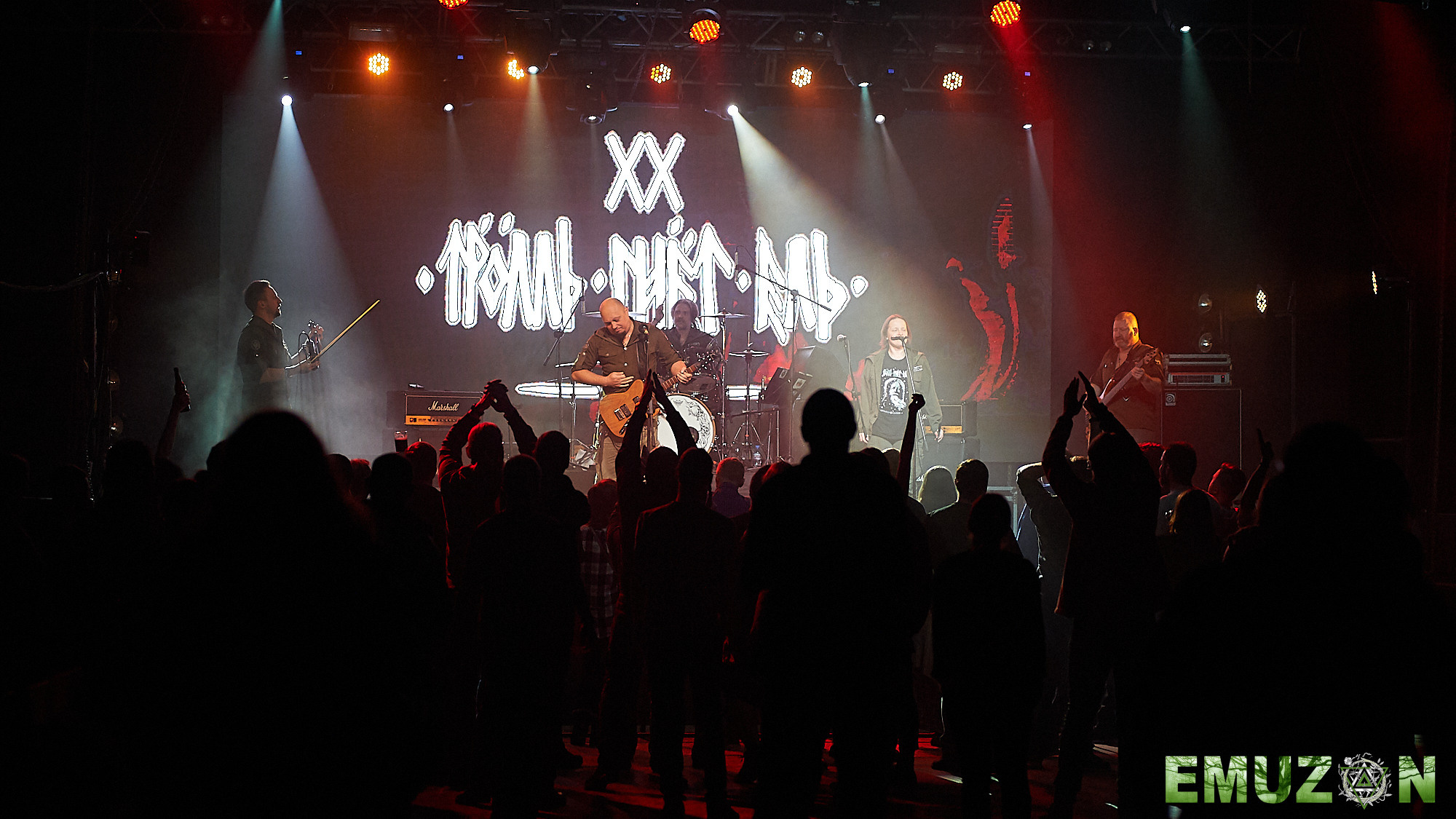 Тролль гнет ель. Фотографии отовсюду и обо всем