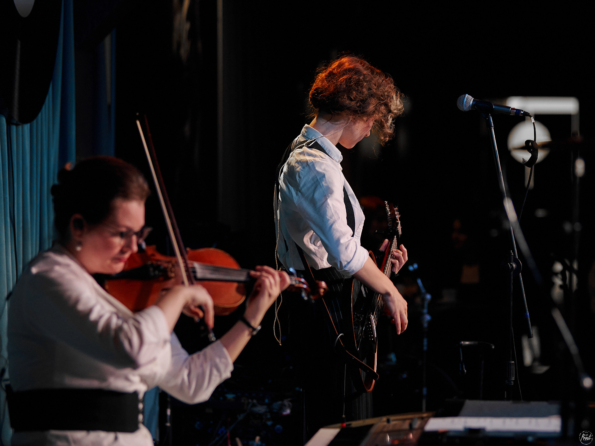 Немного нервно. Фотографии отовсюду и обо всем