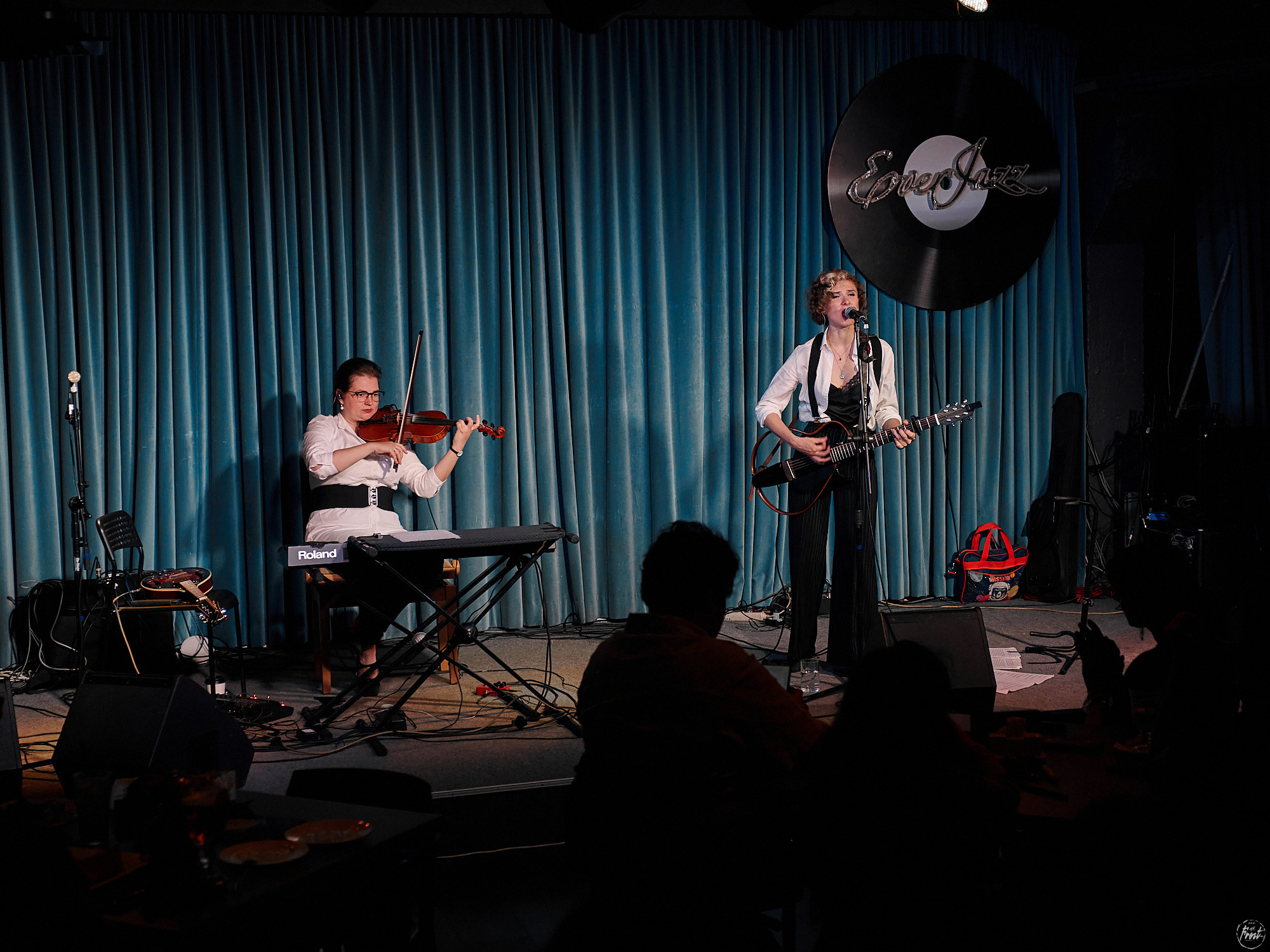 Немного нервно. Фотографии отовсюду и обо всем