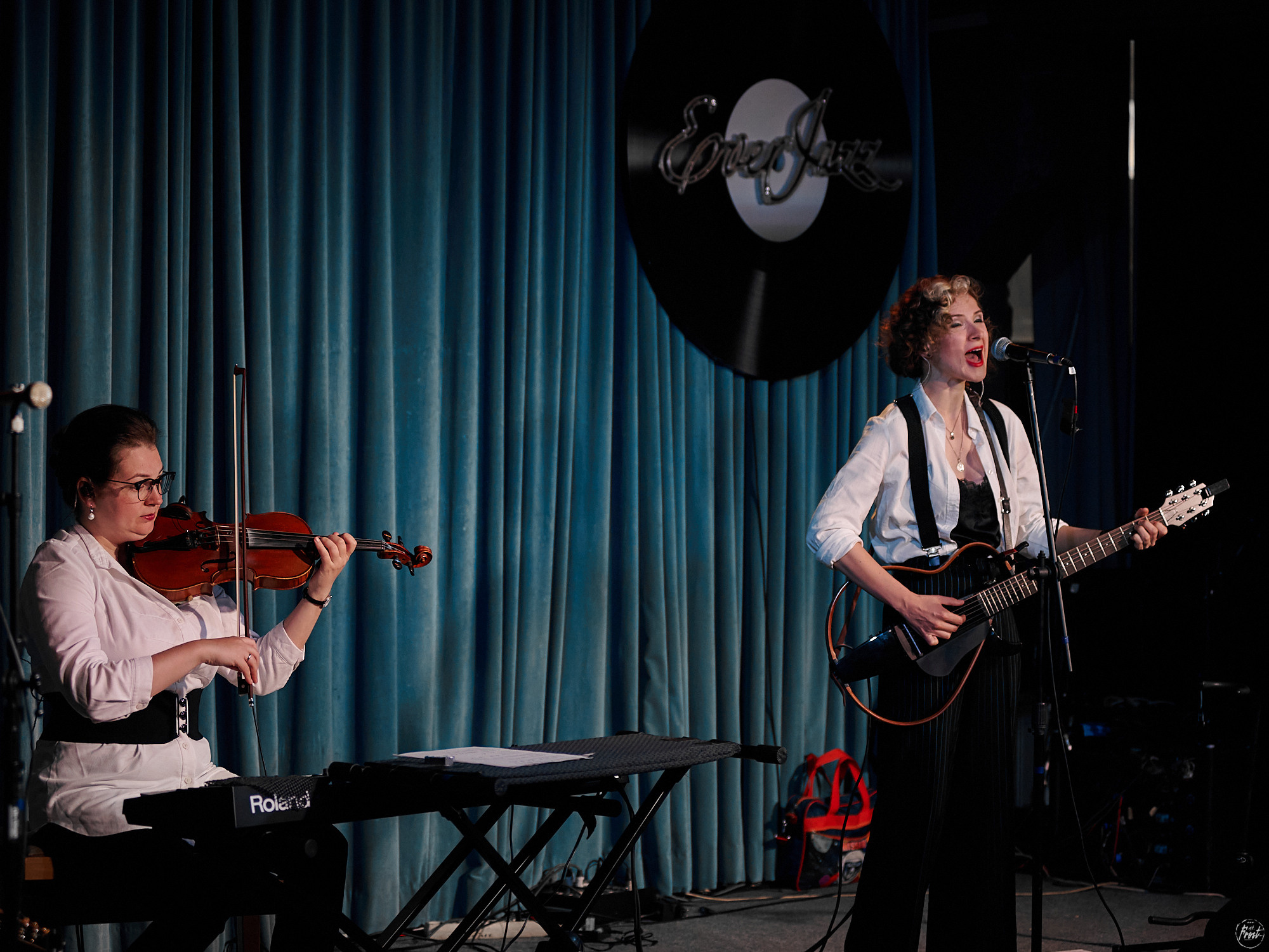 Немного нервно. Фотографии отовсюду и обо всем