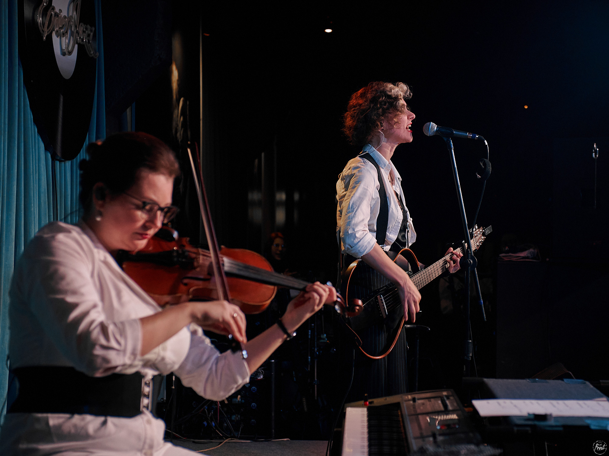 Немного нервно. Фотографии отовсюду и обо всем