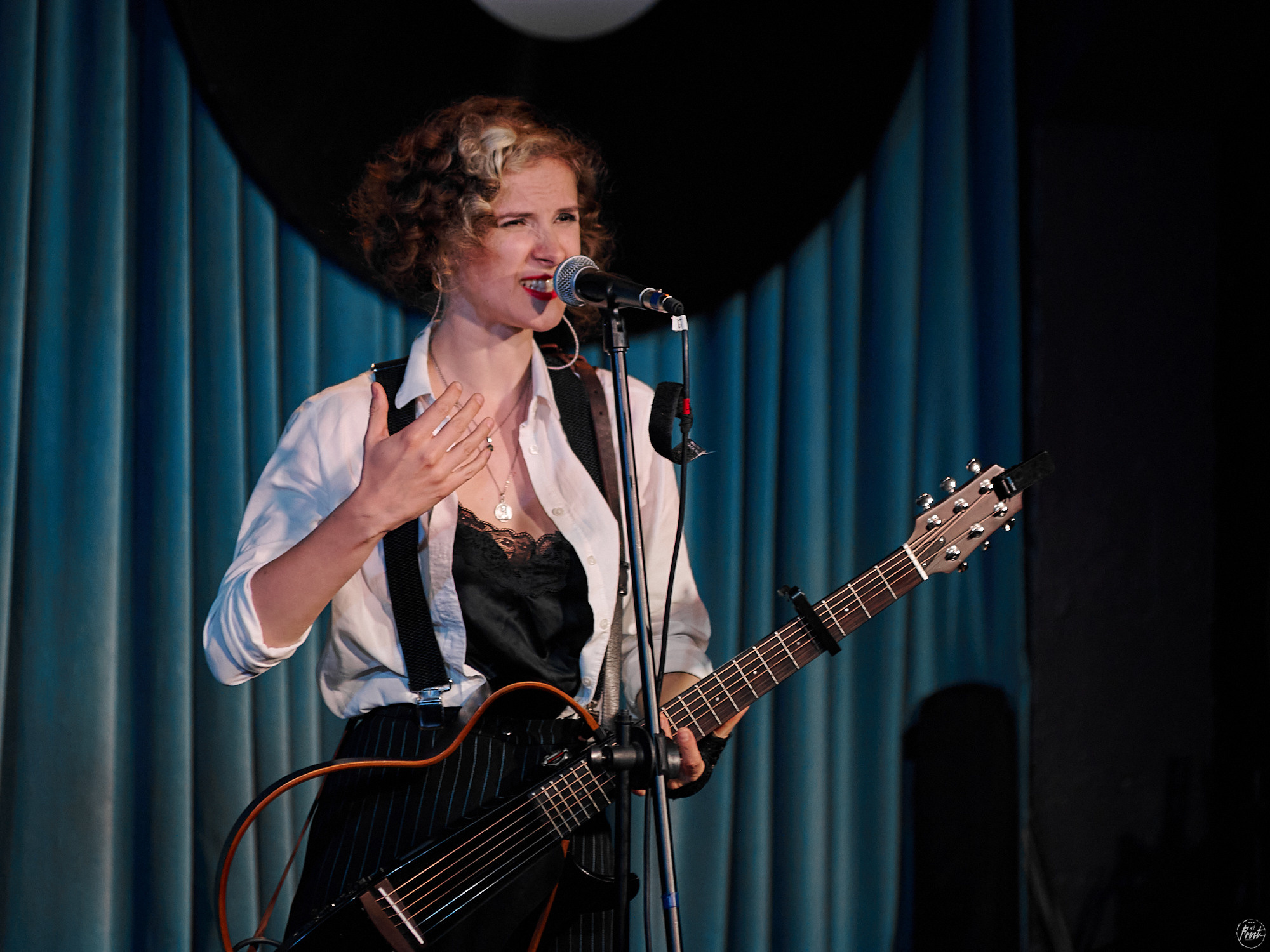 Немного нервно. Фотографии отовсюду и обо всем